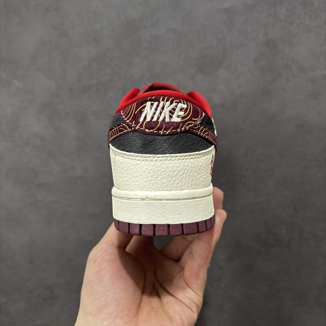 图片[4]-【定制版】Nike SB Dunk Low 马年联名限定 白黑马毛 高端定制 低帮休闲板鞋 #特殊定制材料 黑白拼接鞋面融合细腻马毛质感，搭配复古米白皮革，层次丰富又高级。 货号：DS6608-021 尺码：36 36.5 37.5 38 38.5 39 40 40.5 41 42 42.5 43 44 44.5 45-选品中心
