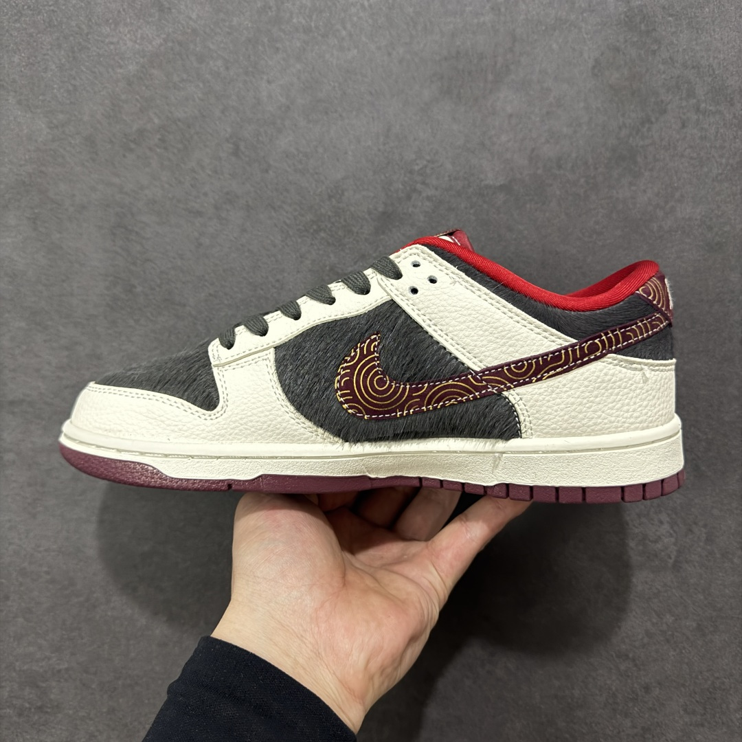 图片[2]-【定制版】Nike SB Dunk Low 马年联名限定 白黑马毛 高端定制 低帮休闲板鞋 #特殊定制材料 黑白拼接鞋面融合细腻马毛质感，搭配复古米白皮革，层次丰富又高级。 货号：DS6608-021 尺码：36 36.5 37.5 38 38.5 39 40 40.5 41 42 42.5 43 44 44.5 45-选品中心