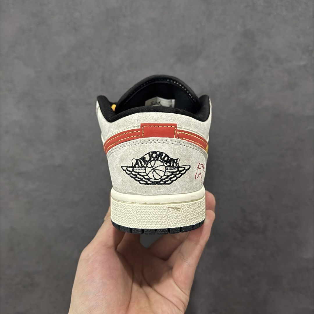 图片[4]-【定制版】踏火追风，一马当先 | Air Jordan 1 Low 马年限定 当经典AJ1 Low遇上马年炽热祥瑞，这双LR8888-020以火焰纹Swoosh与奔马图腾点燃新年气场，既是街头潮流的吸睛利器，也是开运纳福的时尚战袍，让你在新的一年里步步生风，马到功成。 Swoosh Logo融入火焰纹理，如骏马踏火而行；鞋头的骏马浮雕与鞋身“HO RSE”字样相互呼应，鞋侧的奔马刺绣灵动醒目，每一处细节都在诉说“龙马精神”的美好祝愿。 尺码：36-45带半码-选品中心