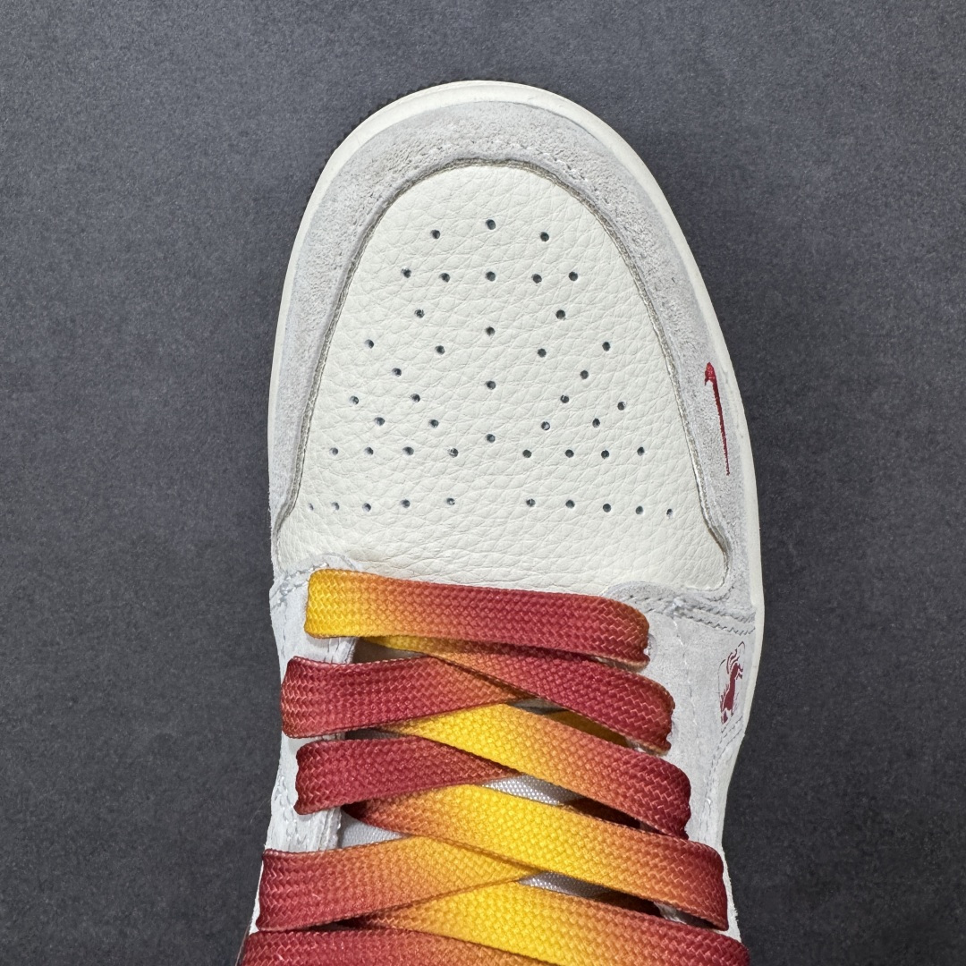 图片[8]-【定制版】踏火追风，一马当先 | Air Jordan 1 Low 马年限定 当经典AJ1 Low遇上马年炽热祥瑞，这双LR8888-020以火焰纹Swoosh与奔马图腾点燃新年气场，既是街头潮流的吸睛利器，也是开运纳福的时尚战袍，让你在新的一年里步步生风，马到功成。 Swoosh Logo融入火焰纹理，如骏马踏火而行；鞋头的骏马浮雕与鞋身“HO RSE”字样相互呼应，鞋侧的奔马刺绣灵动醒目，每一处细节都在诉说“龙马精神”的美好祝愿。 尺码：36-45带半码-选品中心