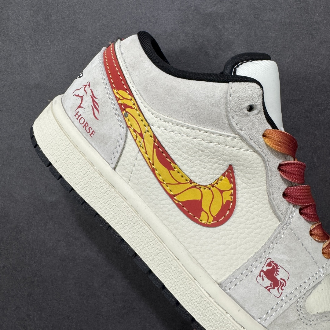 图片[6]-【定制版】踏火追风，一马当先 | Air Jordan 1 Low 马年限定 当经典AJ1 Low遇上马年炽热祥瑞，这双LR8888-020以火焰纹Swoosh与奔马图腾点燃新年气场，既是街头潮流的吸睛利器，也是开运纳福的时尚战袍，让你在新的一年里步步生风，马到功成。 Swoosh Logo融入火焰纹理，如骏马踏火而行；鞋头的骏马浮雕与鞋身“HO RSE”字样相互呼应，鞋侧的奔马刺绣灵动醒目，每一处细节都在诉说“龙马精神”的美好祝愿。 尺码：36-45带半码-选品中心