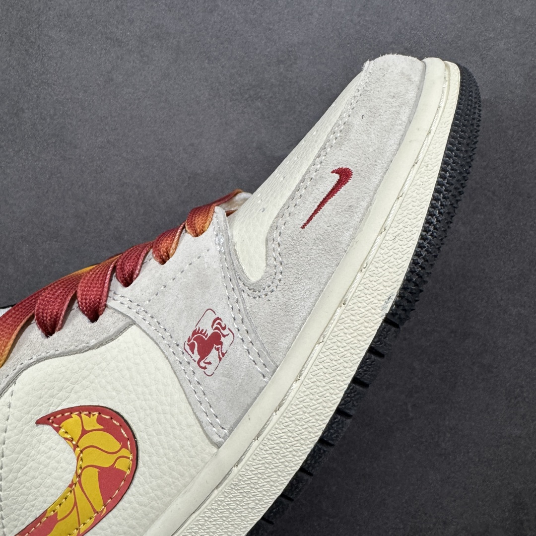 图片[5]-【定制版】踏火追风，一马当先 | Air Jordan 1 Low 马年限定 当经典AJ1 Low遇上马年炽热祥瑞，这双LR8888-020以火焰纹Swoosh与奔马图腾点燃新年气场，既是街头潮流的吸睛利器，也是开运纳福的时尚战袍，让你在新的一年里步步生风，马到功成。 Swoosh Logo融入火焰纹理，如骏马踏火而行；鞋头的骏马浮雕与鞋身“HO RSE”字样相互呼应，鞋侧的奔马刺绣灵动醒目，每一处细节都在诉说“龙马精神”的美好祝愿。 尺码：36-45带半码-选品中心