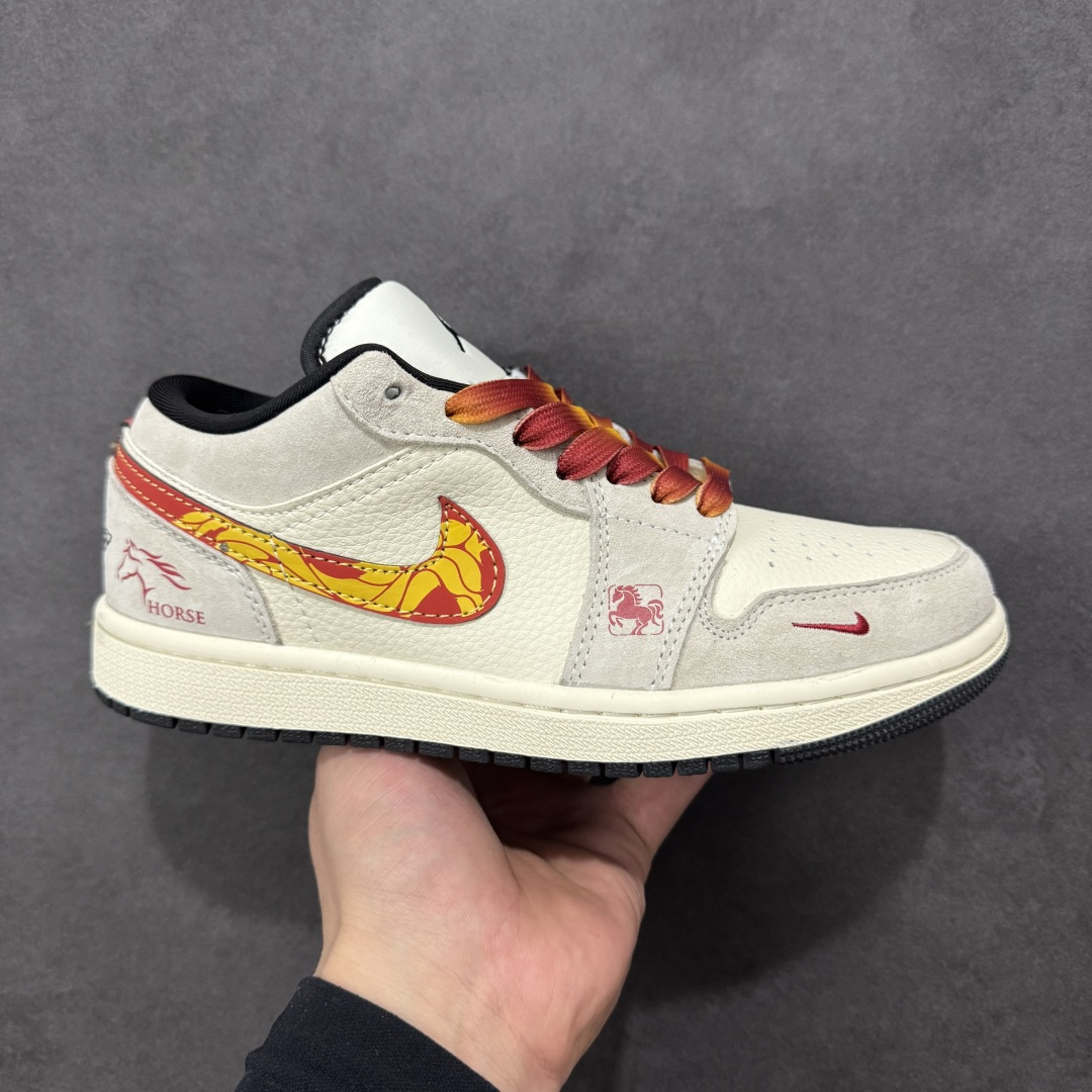【定制版】踏火追风，一马当先 | Air Jordan 1 Low 马年限定 当经典AJ1 Low遇上马年炽热祥瑞，这双LR8888-020以火焰纹Swoosh与奔马图腾点燃新年气场，既是街头潮流的吸睛利器，也是开运纳福的时尚战袍，让你在新的一年里步步生风，马到功成。 Swoosh Logo融入火焰纹理，如骏马踏火而行；鞋头的骏马浮雕与鞋身“HO RSE”字样相互呼应，鞋侧的奔马刺绣灵动醒目，每一处细节都在诉说“龙马精神”的美好祝愿。 尺码：36-45带半码-选品中心