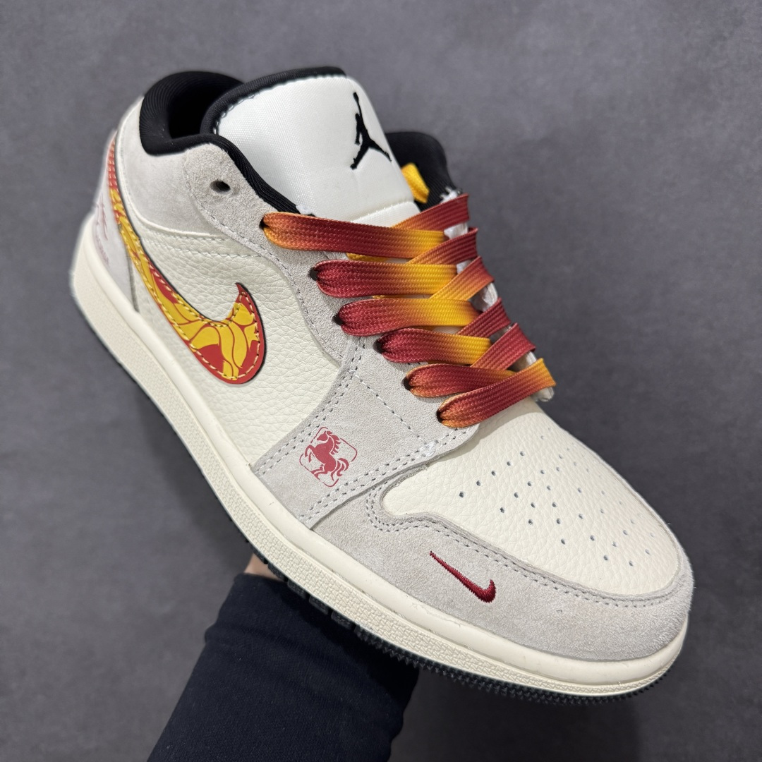 图片[3]-【定制版】踏火追风，一马当先 | Air Jordan 1 Low 马年限定 当经典AJ1 Low遇上马年炽热祥瑞，这双LR8888-020以火焰纹Swoosh与奔马图腾点燃新年气场，既是街头潮流的吸睛利器，也是开运纳福的时尚战袍，让你在新的一年里步步生风，马到功成。 Swoosh Logo融入火焰纹理，如骏马踏火而行；鞋头的骏马浮雕与鞋身“HO RSE”字样相互呼应，鞋侧的奔马刺绣灵动醒目，每一处细节都在诉说“龙马精神”的美好祝愿。 尺码：36-45带半码-选品中心
