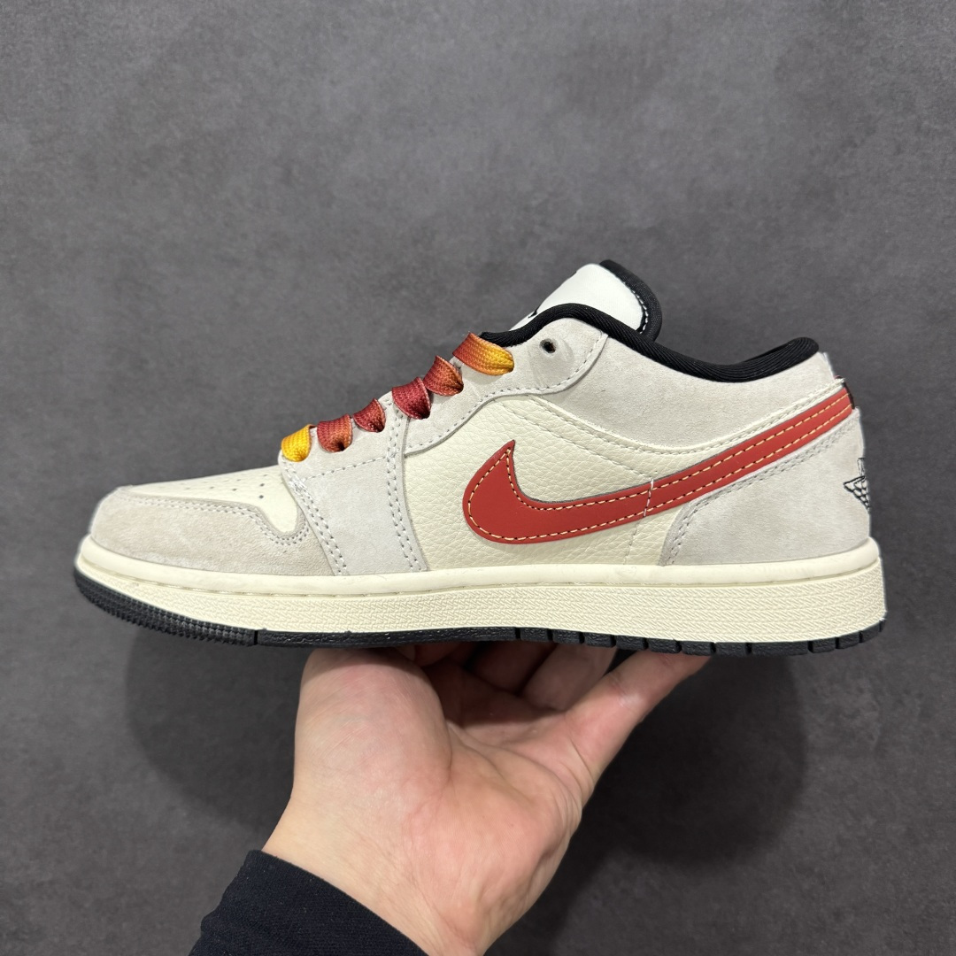 图片[2]-【定制版】踏火追风，一马当先 | Air Jordan 1 Low 马年限定 当经典AJ1 Low遇上马年炽热祥瑞，这双LR8888-020以火焰纹Swoosh与奔马图腾点燃新年气场，既是街头潮流的吸睛利器，也是开运纳福的时尚战袍，让你在新的一年里步步生风，马到功成。 Swoosh Logo融入火焰纹理，如骏马踏火而行；鞋头的骏马浮雕与鞋身“HO RSE”字样相互呼应，鞋侧的奔马刺绣灵动醒目，每一处细节都在诉说“龙马精神”的美好祝愿。 尺码：36-45带半码-选品中心