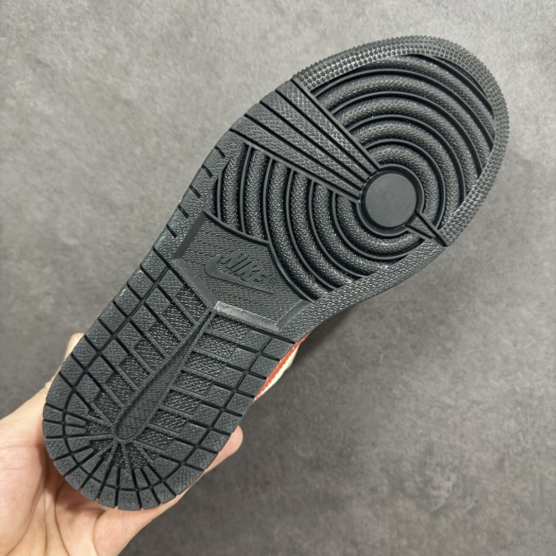 图片[9]-【定制版】踏火追风，一马当先 | Air Jordan 1 Low 马年限定 当经典AJ1 Low遇上马年炽热祥瑞，这双LR8888-020以火焰纹Swoosh与奔马图腾点燃新年气场，既是街头潮流的吸睛利器，也是开运纳福的时尚战袍，让你在新的一年里步步生风，马到功成。 Swoosh Logo融入火焰纹理，如骏马踏火而行；鞋头的骏马浮雕与鞋身“HO RSE”字样相互呼应，鞋侧的奔马刺绣灵动醒目，每一处细节都在诉说“龙马精神”的美好祝愿。 尺码：36-45带半码-选品中心