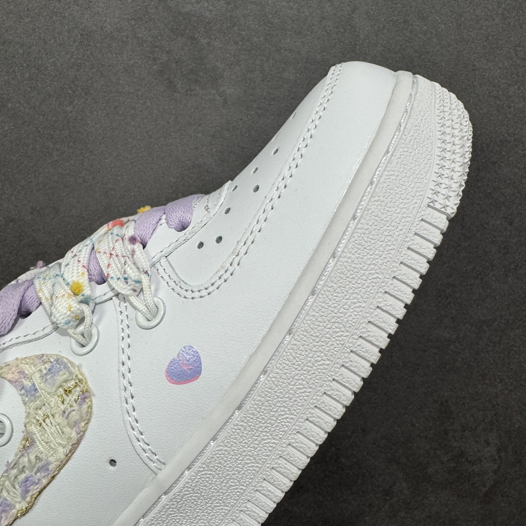 图片[5]-【定制版】“库洛米”订制空军一号板鞋 这双鞋是以经典的 Nike Air Force 1 纯白鞋型为基底，融合了超火的库洛米元素，鞋跟处印有标志性的库洛米头像，紫色的小恶魔造型瞬间戳中少女心，让整双鞋辨识度拉满。鞋头处印着一枚淡紫色爱心涂鸦，和整体甜酷风格完美呼应，细节处尽显用心。 货号：DC9999-556 尺码： 36 36.5 37.5 38 38.5 39 40 40.5 41 42 42.5 43 44 44.5 45-选品中心