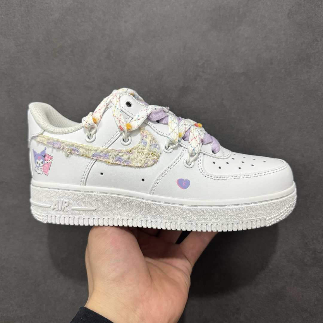 【定制版】“库洛米”订制空军一号板鞋 这双鞋是以经典的 Nike Air Force 1 纯白鞋型为基底，融合了超火的库洛米元素，鞋跟处印有标志性的库洛米头像，紫色的小恶魔造型瞬间戳中少女心，让整双鞋辨识度拉满。鞋头处印着一枚淡紫色爱心涂鸦，和整体甜酷风格完美呼应，细节处尽显用心。 货号：DC9999-556 尺码： 36 36.5 37.5 38 38.5 39 40 40.5 41 42 42.5 43 44 44.5 45-选品中心