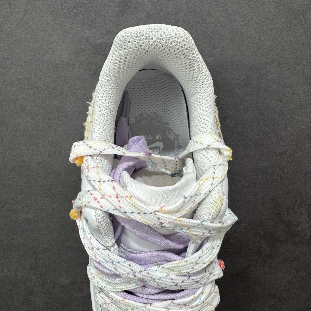 图片[7]-【定制版】“库洛米”订制空军一号板鞋 这双鞋是以经典的 Nike Air Force 1 纯白鞋型为基底，融合了超火的库洛米元素，鞋跟处印有标志性的库洛米头像，紫色的小恶魔造型瞬间戳中少女心，让整双鞋辨识度拉满。鞋头处印着一枚淡紫色爱心涂鸦，和整体甜酷风格完美呼应，细节处尽显用心。 货号：DC9999-556 尺码： 36 36.5 37.5 38 38.5 39 40 40.5 41 42 42.5 43 44 44.5 45-选品中心