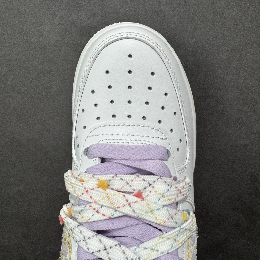 图片[8]-【定制版】“库洛米”订制空军一号板鞋 这双鞋是以经典的 Nike Air Force 1 纯白鞋型为基底，融合了超火的库洛米元素，鞋跟处印有标志性的库洛米头像，紫色的小恶魔造型瞬间戳中少女心，让整双鞋辨识度拉满。鞋头处印着一枚淡紫色爱心涂鸦，和整体甜酷风格完美呼应，细节处尽显用心。 货号：DC9999-556 尺码： 36 36.5 37.5 38 38.5 39 40 40.5 41 42 42.5 43 44 44.5 45-选品中心