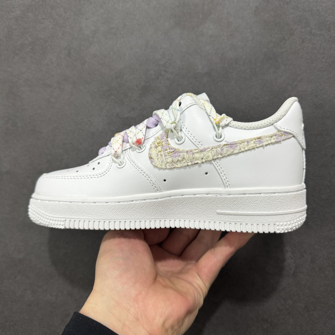 图片[2]-【定制版】“库洛米”订制空军一号板鞋 这双鞋是以经典的 Nike Air Force 1 纯白鞋型为基底，融合了超火的库洛米元素，鞋跟处印有标志性的库洛米头像，紫色的小恶魔造型瞬间戳中少女心，让整双鞋辨识度拉满。鞋头处印着一枚淡紫色爱心涂鸦，和整体甜酷风格完美呼应，细节处尽显用心。 货号：DC9999-556 尺码： 36 36.5 37.5 38 38.5 39 40 40.5 41 42 42.5 43 44 44.5 45-选品中心