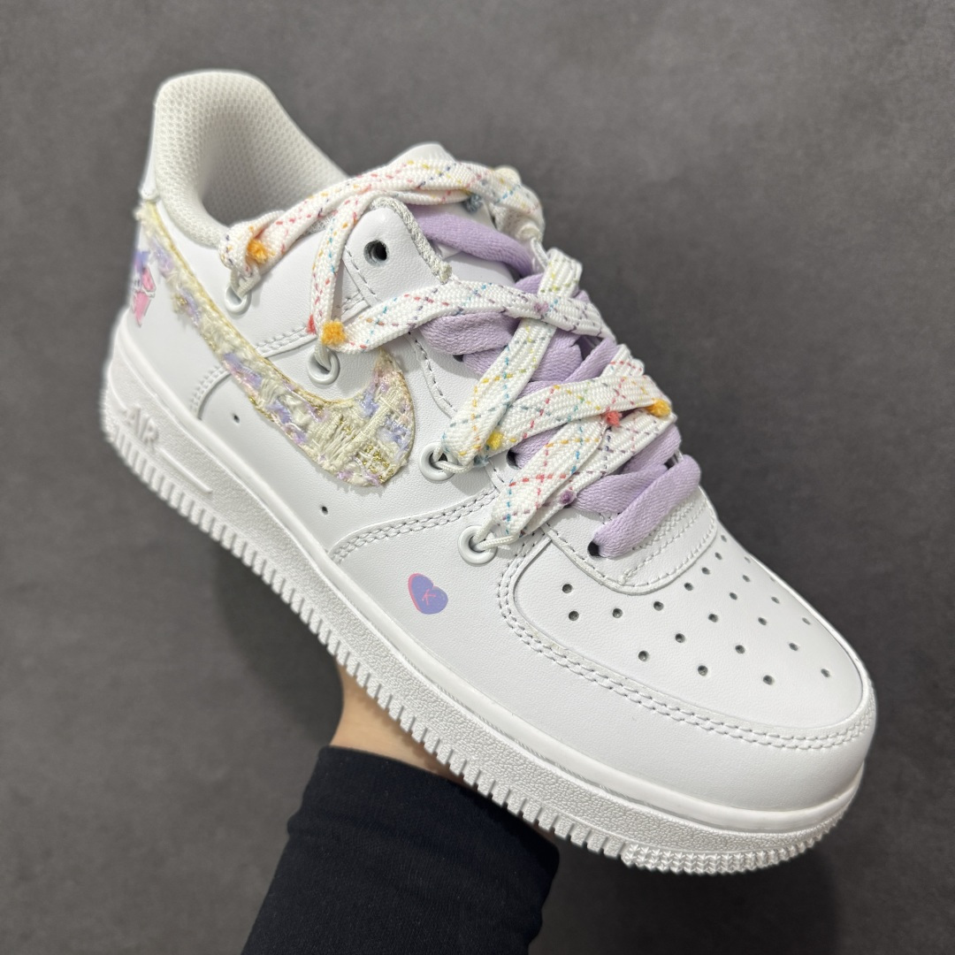 图片[3]-【定制版】“库洛米”订制空军一号板鞋 这双鞋是以经典的 Nike Air Force 1 纯白鞋型为基底，融合了超火的库洛米元素，鞋跟处印有标志性的库洛米头像，紫色的小恶魔造型瞬间戳中少女心，让整双鞋辨识度拉满。鞋头处印着一枚淡紫色爱心涂鸦，和整体甜酷风格完美呼应，细节处尽显用心。 货号：DC9999-556 尺码： 36 36.5 37.5 38 38.5 39 40 40.5 41 42 42.5 43 44 44.5 45-选品中心