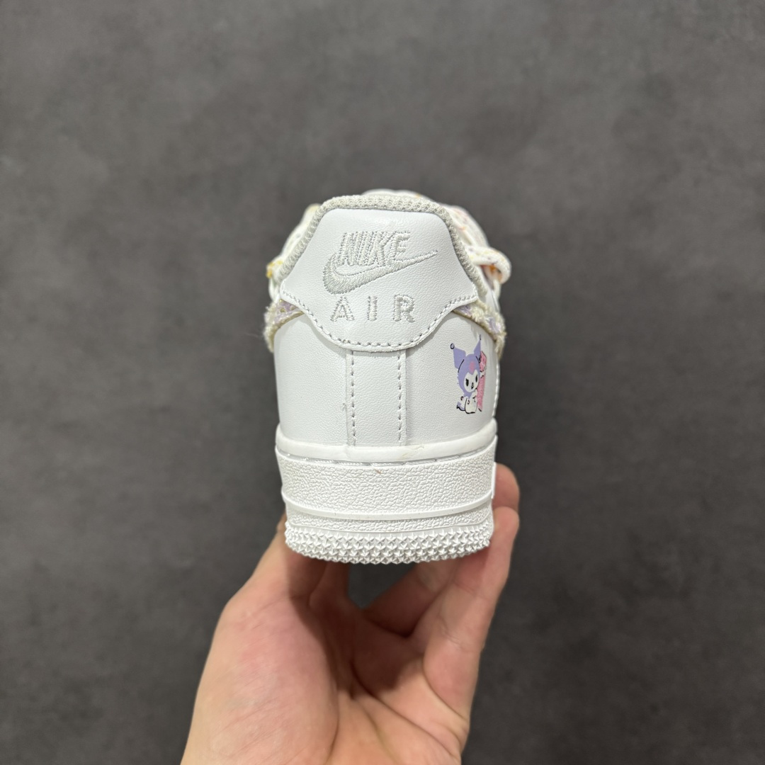 图片[4]-【定制版】“库洛米”订制空军一号板鞋 这双鞋是以经典的 Nike Air Force 1 纯白鞋型为基底，融合了超火的库洛米元素，鞋跟处印有标志性的库洛米头像，紫色的小恶魔造型瞬间戳中少女心，让整双鞋辨识度拉满。鞋头处印着一枚淡紫色爱心涂鸦，和整体甜酷风格完美呼应，细节处尽显用心。 货号：DC9999-556 尺码： 36 36.5 37.5 38 38.5 39 40 40.5 41 42 42.5 43 44 44.5 45-选品中心