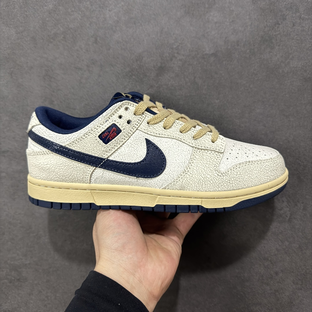 【YC版本】Stranger Things x Nike SB Dunk Low 怪奇物语 SB低帮休闲板鞋 IH6766-001  #鞋舌上有“1987”的小徽章，呼应剧中时间线，同时也点明了Dunk的诞生年份。此外，鞋身的耐克标志是倒着的，这一独特设计增加了鞋子的辨识度。鞋盒也经过特殊设计，带有做旧效果，里面还附赠了霍金斯实验室logo和颠倒世界小方块的鞋带扣等配件。  尺码：40 40.5 41 42 42.5 43 44 44.5 45 46-选品中心