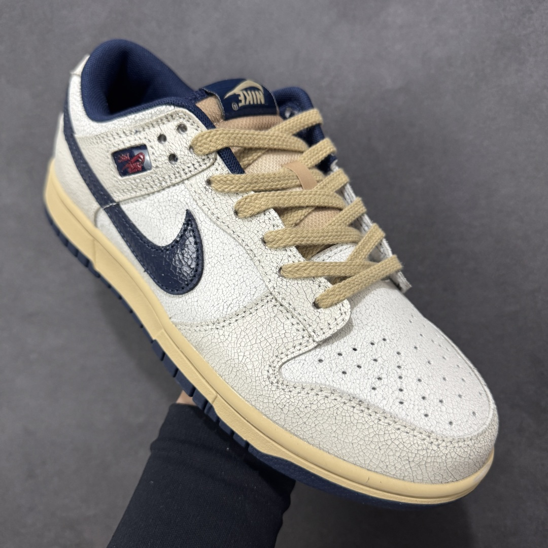 图片[3]-【YC版本】Stranger Things x Nike SB Dunk Low 怪奇物语 SB低帮休闲板鞋 IH6766-001  #鞋舌上有“1987”的小徽章，呼应剧中时间线，同时也点明了Dunk的诞生年份。此外，鞋身的耐克标志是倒着的，这一独特设计增加了鞋子的辨识度。鞋盒也经过特殊设计，带有做旧效果，里面还附赠了霍金斯实验室logo和颠倒世界小方块的鞋带扣等配件。  尺码：40 40.5 41 42 42.5 43 44 44.5 45 46-选品中心