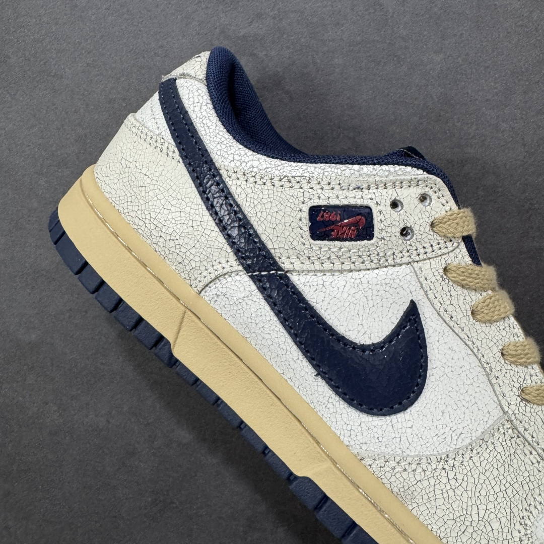 图片[6]-【YC版本】Stranger Things x Nike SB Dunk Low 怪奇物语 SB低帮休闲板鞋 IH6766-001  #鞋舌上有“1987”的小徽章，呼应剧中时间线，同时也点明了Dunk的诞生年份。此外，鞋身的耐克标志是倒着的，这一独特设计增加了鞋子的辨识度。鞋盒也经过特殊设计，带有做旧效果，里面还附赠了霍金斯实验室logo和颠倒世界小方块的鞋带扣等配件。  尺码：40 40.5 41 42 42.5 43 44 44.5 45 46-选品中心