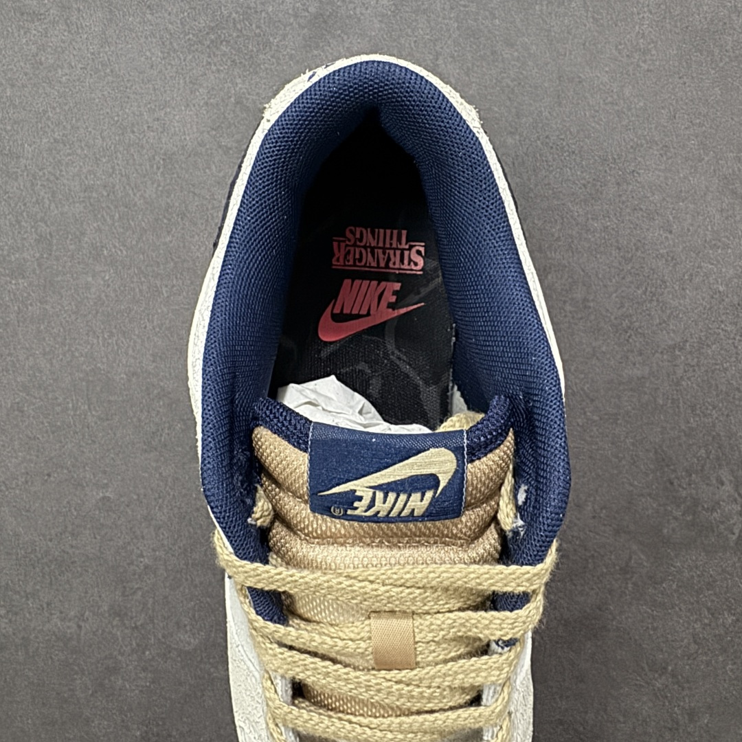 图片[7]-【YC版本】Stranger Things x Nike SB Dunk Low 怪奇物语 SB低帮休闲板鞋 IH6766-001  #鞋舌上有“1987”的小徽章，呼应剧中时间线，同时也点明了Dunk的诞生年份。此外，鞋身的耐克标志是倒着的，这一独特设计增加了鞋子的辨识度。鞋盒也经过特殊设计，带有做旧效果，里面还附赠了霍金斯实验室logo和颠倒世界小方块的鞋带扣等配件。  尺码：40 40.5 41 42 42.5 43 44 44.5 45 46-选品中心