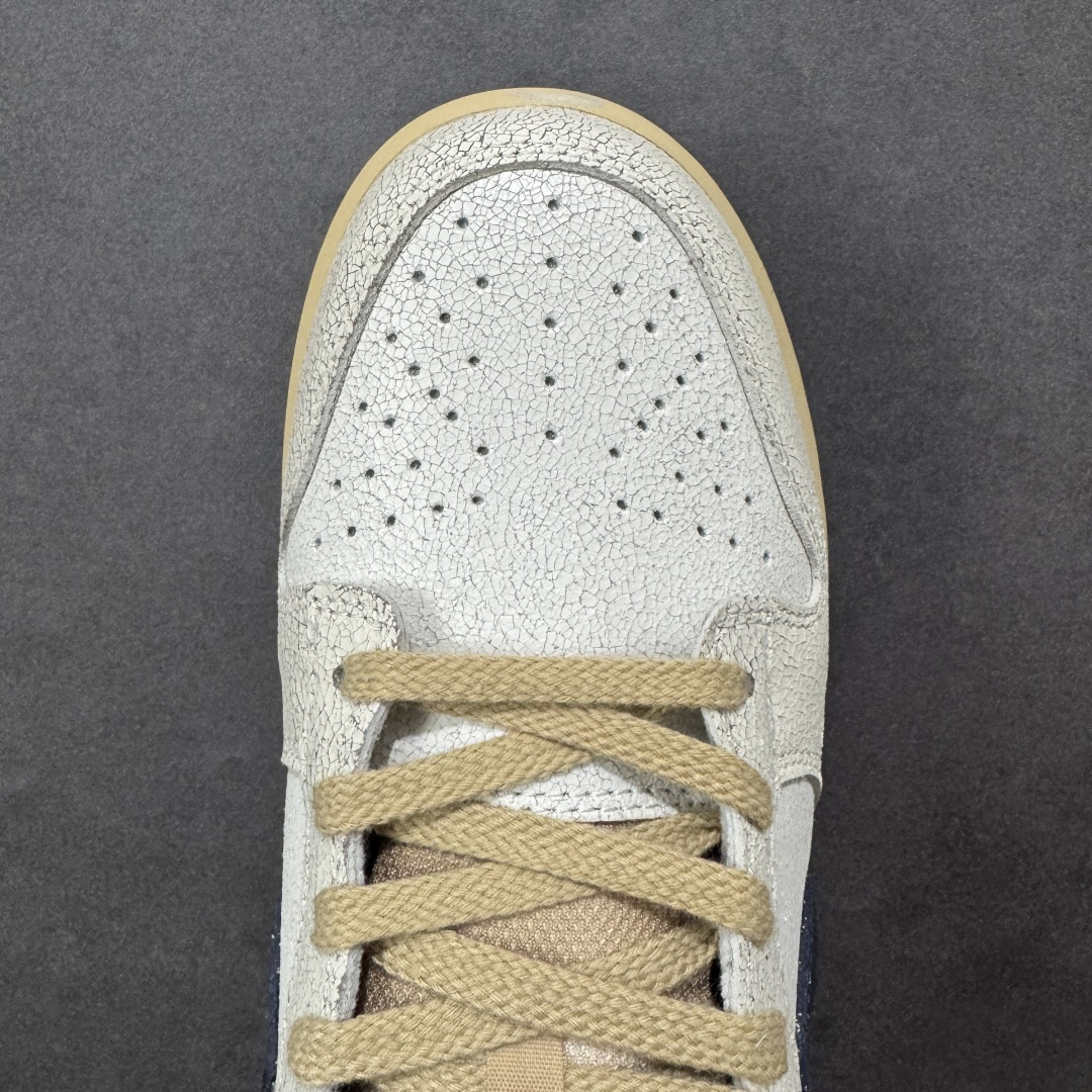 图片[8]-【YC版本】Stranger Things x Nike SB Dunk Low 怪奇物语 SB低帮休闲板鞋 IH6766-001  #鞋舌上有“1987”的小徽章，呼应剧中时间线，同时也点明了Dunk的诞生年份。此外，鞋身的耐克标志是倒着的，这一独特设计增加了鞋子的辨识度。鞋盒也经过特殊设计，带有做旧效果，里面还附赠了霍金斯实验室logo和颠倒世界小方块的鞋带扣等配件。  尺码：40 40.5 41 42 42.5 43 44 44.5 45 46-选品中心