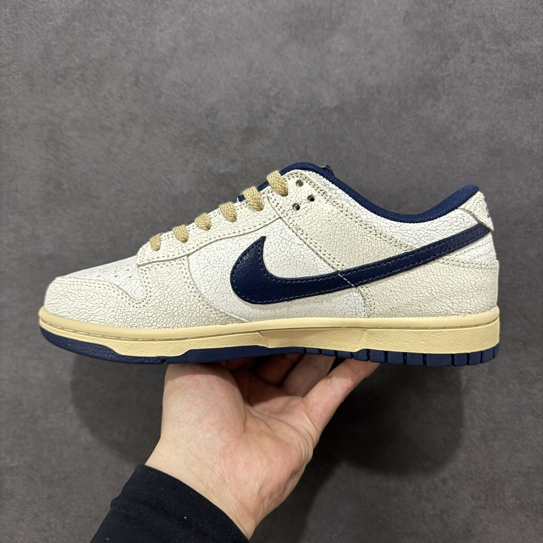 图片[2]-【YC版本】Stranger Things x Nike SB Dunk Low 怪奇物语 SB低帮休闲板鞋 IH6766-001  #鞋舌上有“1987”的小徽章，呼应剧中时间线，同时也点明了Dunk的诞生年份。此外，鞋身的耐克标志是倒着的，这一独特设计增加了鞋子的辨识度。鞋盒也经过特殊设计，带有做旧效果，里面还附赠了霍金斯实验室logo和颠倒世界小方块的鞋带扣等配件。  尺码：40 40.5 41 42 42.5 43 44 44.5 45 46-选品中心