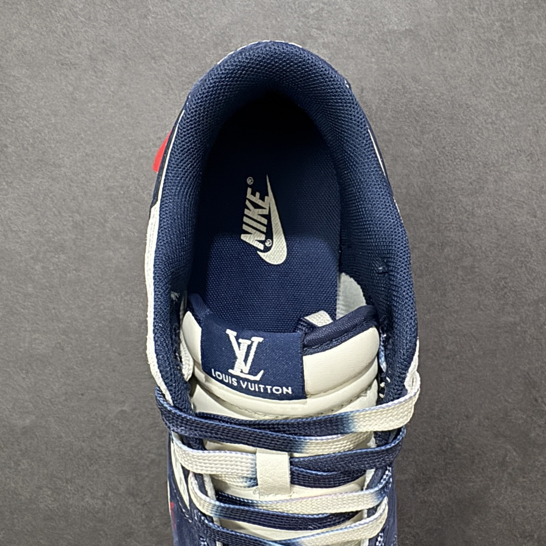 图片[7]-【定制版】Nike Dunk Low x Louis Vuitton 联名定制款 以 Nike Dunk Low 经典鞋型为基底，深度融入 Louis Vuitton（LV）品牌元素（Monogram 老花暗纹、LV 字母标识、“LOUIS VUITTON” 字样），同时加入爱心涂鸦细节与斑点做旧鞋底设计，实现高端奢侈质感与街头潮流涂鸦做旧风格的结合，既保留了 LV 的品牌辨识度，又注入了街头设计的随性复古感；采用藏蓝、米白、浅灰撞色为主调，斑点做旧鞋底与 LV 老花暗纹提升了细节层次感，爱心涂鸦与红标细节强化了视觉辨识度，平衡了奢侈感与街头设计的灵动调性。 货号：YX5066-409 尺码：36 36.5 37.5 38 36.5 39 40 40.5 41 42 42.5 43 44 44.5 45-选品中心