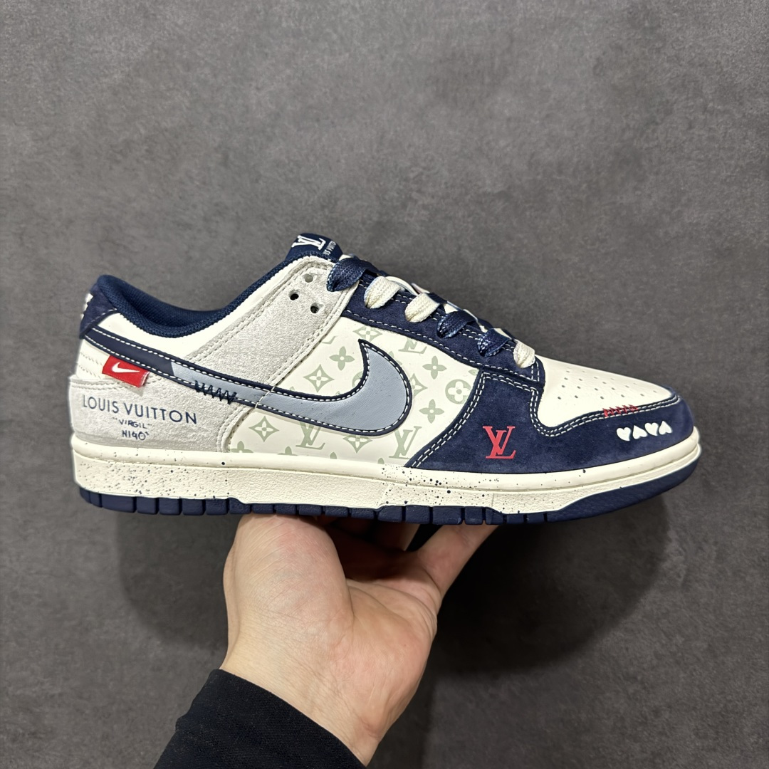 【定制版】Nike Dunk Low x Louis Vuitton 联名定制款 以 Nike Dunk Low 经典鞋型为基底，深度融入 Louis Vuitton（LV）品牌元素（Monogram 老花暗纹、LV 字母标识、“LOUIS VUITTON” 字样），同时加入爱心涂鸦细节与斑点做旧鞋底设计，实现高端奢侈质感与街头潮流涂鸦做旧风格的结合，既保留了 LV 的品牌辨识度，又注入了街头设计的随性复古感；采用藏蓝、米白、浅灰撞色为主调，斑点做旧鞋底与 LV 老花暗纹提升了细节层次感，爱心涂鸦与红标细节强化了视觉辨识度，平衡了奢侈感与街头设计的灵动调性。 货号：YX5066-409 尺码：36 36.5 37.5 38 36.5 39 40 40.5 41 42 42.5 43 44 44.5 45-选品中心