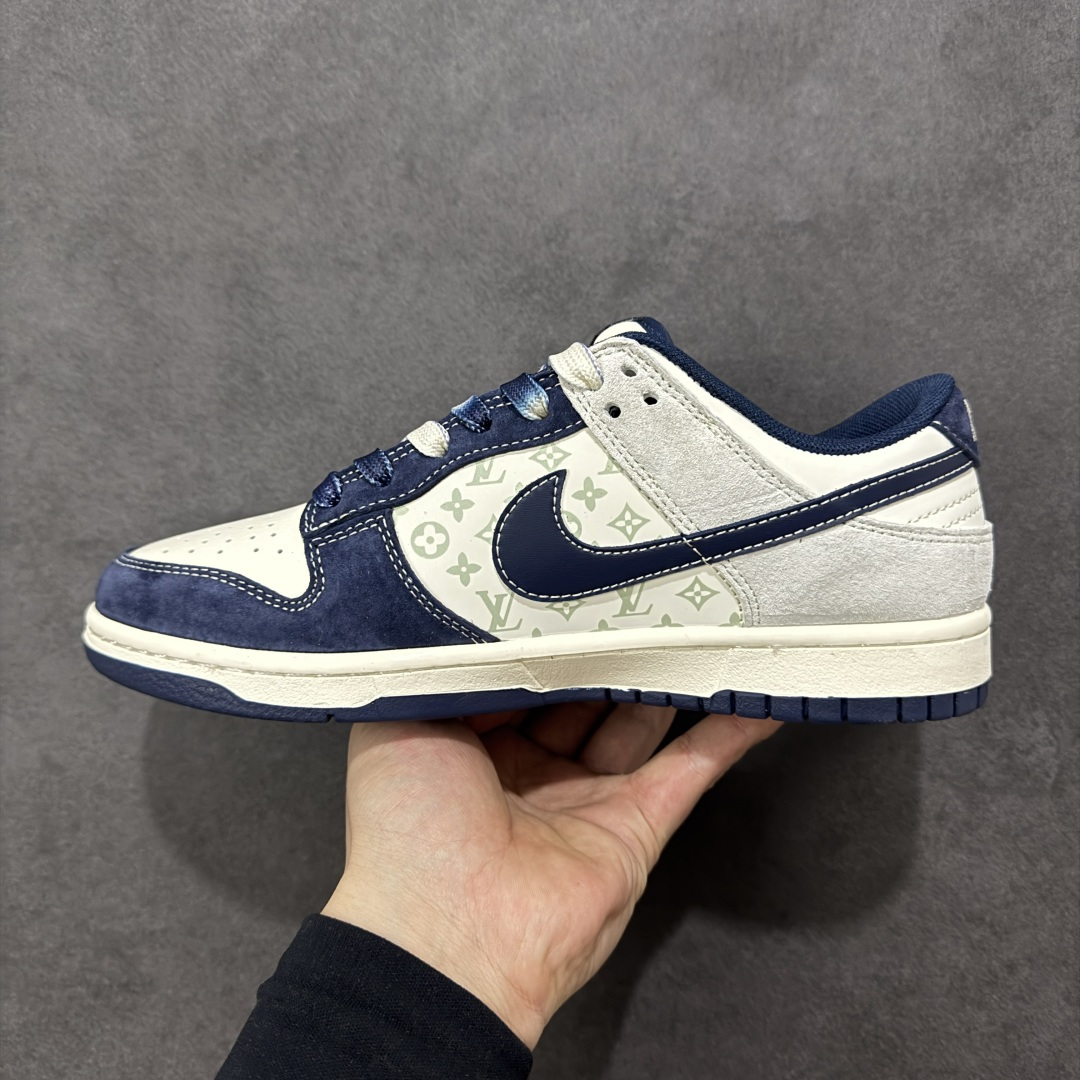 图片[2]-【定制版】Nike Dunk Low x Louis Vuitton 联名定制款 以 Nike Dunk Low 经典鞋型为基底，深度融入 Louis Vuitton（LV）品牌元素（Monogram 老花暗纹、LV 字母标识、“LOUIS VUITTON” 字样），同时加入爱心涂鸦细节与斑点做旧鞋底设计，实现高端奢侈质感与街头潮流涂鸦做旧风格的结合，既保留了 LV 的品牌辨识度，又注入了街头设计的随性复古感；采用藏蓝、米白、浅灰撞色为主调，斑点做旧鞋底与 LV 老花暗纹提升了细节层次感，爱心涂鸦与红标细节强化了视觉辨识度，平衡了奢侈感与街头设计的灵动调性。 货号：YX5066-409 尺码：36 36.5 37.5 38 36.5 39 40 40.5 41 42 42.5 43 44 44.5 45-选品中心