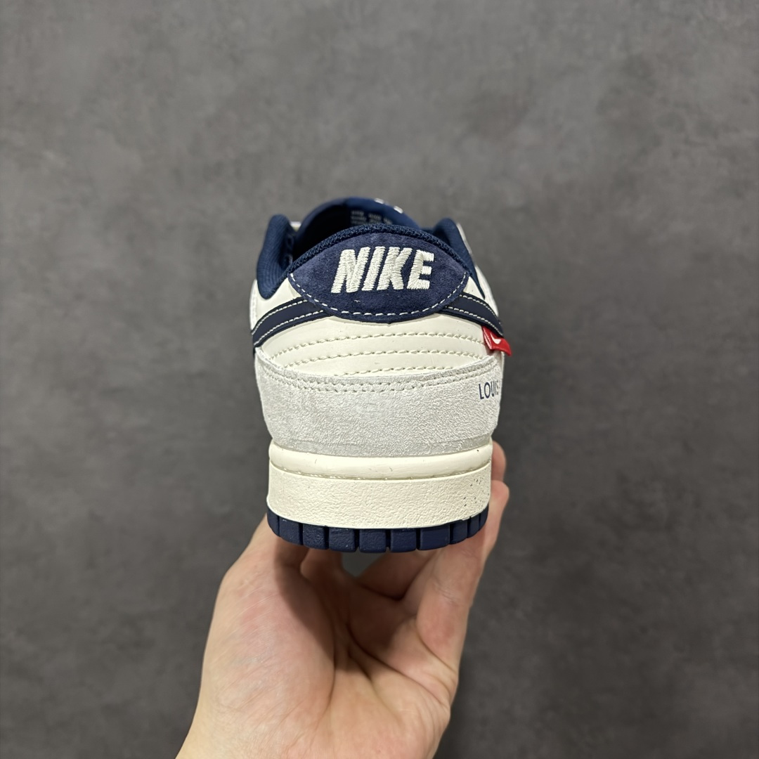 图片[4]-【定制版】Nike Dunk Low x Louis Vuitton 联名定制款 以 Nike Dunk Low 经典鞋型为基底，深度融入 Louis Vuitton（LV）品牌元素（Monogram 老花暗纹、LV 字母标识、“LOUIS VUITTON” 字样），同时加入爱心涂鸦细节与斑点做旧鞋底设计，实现高端奢侈质感与街头潮流涂鸦做旧风格的结合，既保留了 LV 的品牌辨识度，又注入了街头设计的随性复古感；采用藏蓝、米白、浅灰撞色为主调，斑点做旧鞋底与 LV 老花暗纹提升了细节层次感，爱心涂鸦与红标细节强化了视觉辨识度，平衡了奢侈感与街头设计的灵动调性。 货号：YX5066-409 尺码：36 36.5 37.5 38 36.5 39 40 40.5 41 42 42.5 43 44 44.5 45-选品中心