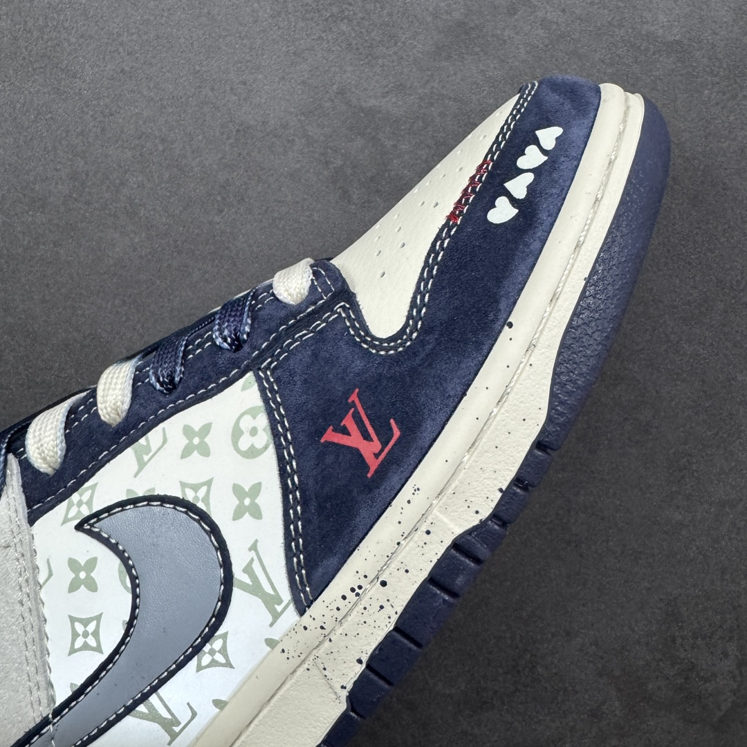 图片[5]-【定制版】Nike Dunk Low x Louis Vuitton 联名定制款 以 Nike Dunk Low 经典鞋型为基底，深度融入 Louis Vuitton（LV）品牌元素（Monogram 老花暗纹、LV 字母标识、“LOUIS VUITTON” 字样），同时加入爱心涂鸦细节与斑点做旧鞋底设计，实现高端奢侈质感与街头潮流涂鸦做旧风格的结合，既保留了 LV 的品牌辨识度，又注入了街头设计的随性复古感；采用藏蓝、米白、浅灰撞色为主调，斑点做旧鞋底与 LV 老花暗纹提升了细节层次感，爱心涂鸦与红标细节强化了视觉辨识度，平衡了奢侈感与街头设计的灵动调性。 货号：YX5066-409 尺码：36 36.5 37.5 38 36.5 39 40 40.5 41 42 42.5 43 44 44.5 45-选品中心
