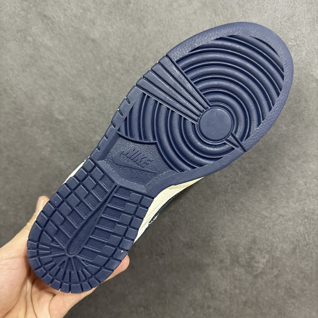 图片[9]-【定制版】Nike Dunk Low x Louis Vuitton 联名定制款 以 Nike Dunk Low 经典鞋型为基底，深度融入 Louis Vuitton（LV）品牌元素（Monogram 老花暗纹、LV 字母标识、“LOUIS VUITTON” 字样），同时加入爱心涂鸦细节与斑点做旧鞋底设计，实现高端奢侈质感与街头潮流涂鸦做旧风格的结合，既保留了 LV 的品牌辨识度，又注入了街头设计的随性复古感；采用藏蓝、米白、浅灰撞色为主调，斑点做旧鞋底与 LV 老花暗纹提升了细节层次感，爱心涂鸦与红标细节强化了视觉辨识度，平衡了奢侈感与街头设计的灵动调性。 货号：YX5066-409 尺码：36 36.5 37.5 38 36.5 39 40 40.5 41 42 42.5 43 44 44.5 45-选品中心