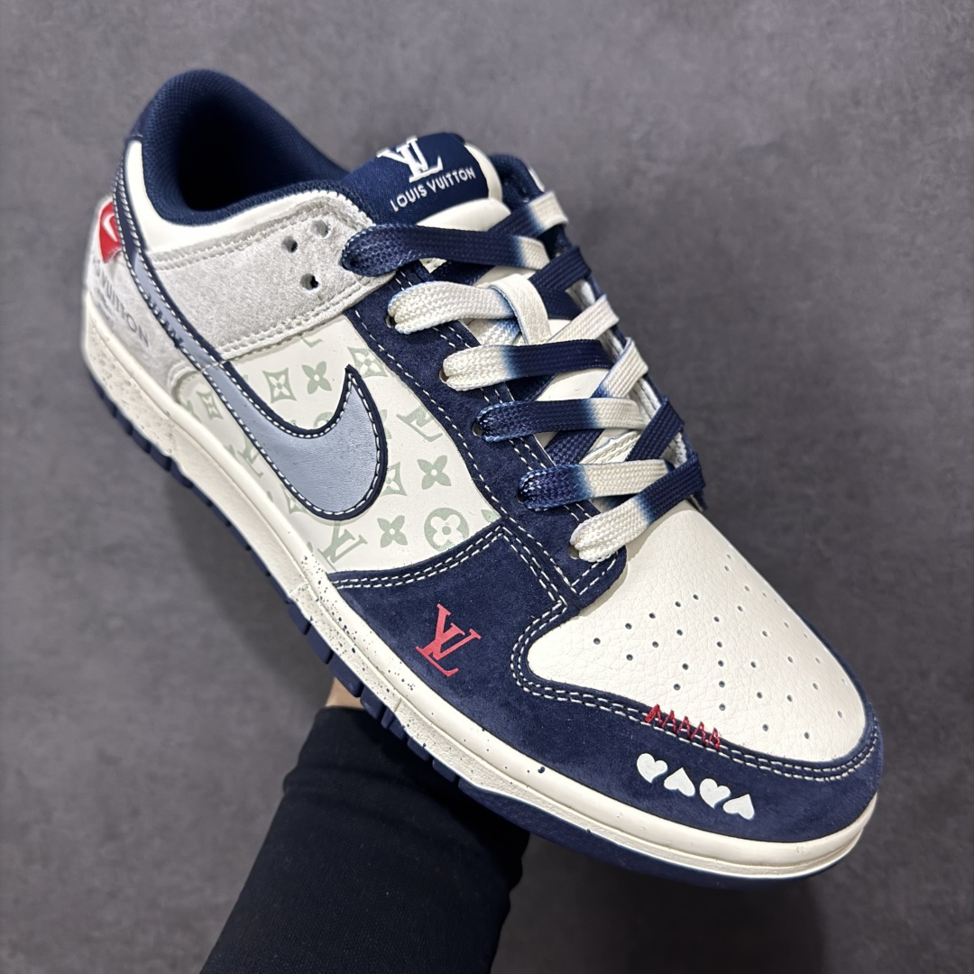 图片[3]-【定制版】Nike Dunk Low x Louis Vuitton 联名定制款 以 Nike Dunk Low 经典鞋型为基底，深度融入 Louis Vuitton（LV）品牌元素（Monogram 老花暗纹、LV 字母标识、“LOUIS VUITTON” 字样），同时加入爱心涂鸦细节与斑点做旧鞋底设计，实现高端奢侈质感与街头潮流涂鸦做旧风格的结合，既保留了 LV 的品牌辨识度，又注入了街头设计的随性复古感；采用藏蓝、米白、浅灰撞色为主调，斑点做旧鞋底与 LV 老花暗纹提升了细节层次感，爱心涂鸦与红标细节强化了视觉辨识度，平衡了奢侈感与街头设计的灵动调性。 货号：YX5066-409 尺码：36 36.5 37.5 38 36.5 39 40 40.5 41 42 42.5 43 44 44.5 45-选品中心