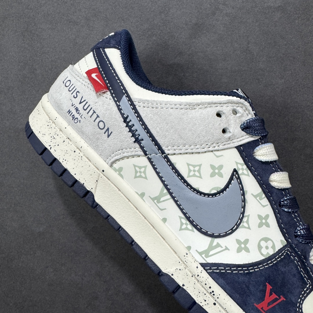 图片[6]-【定制版】Nike Dunk Low x Louis Vuitton 联名定制款 以 Nike Dunk Low 经典鞋型为基底，深度融入 Louis Vuitton（LV）品牌元素（Monogram 老花暗纹、LV 字母标识、“LOUIS VUITTON” 字样），同时加入爱心涂鸦细节与斑点做旧鞋底设计，实现高端奢侈质感与街头潮流涂鸦做旧风格的结合，既保留了 LV 的品牌辨识度，又注入了街头设计的随性复古感；采用藏蓝、米白、浅灰撞色为主调，斑点做旧鞋底与 LV 老花暗纹提升了细节层次感，爱心涂鸦与红标细节强化了视觉辨识度，平衡了奢侈感与街头设计的灵动调性。 货号：YX5066-409 尺码：36 36.5 37.5 38 36.5 39 40 40.5 41 42 42.5 43 44 44.5 45-选品中心