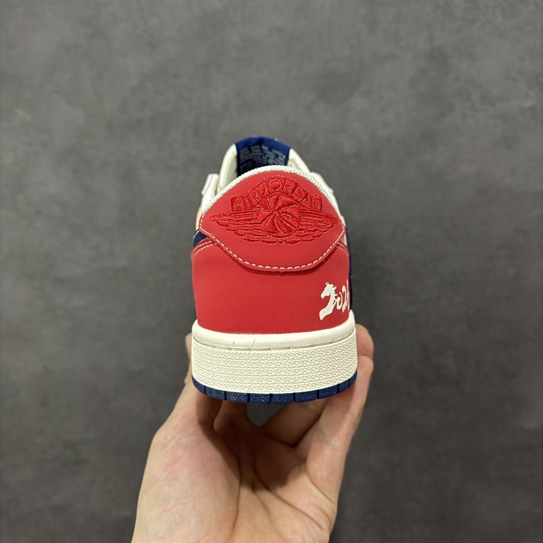 图片[4]-【定制版】Air Jordan 1 Low 2026 丙午马年限定款 鞋身融入祥云 + 马形暗纹刺绣，搭配 “2026” 红色艺术标识，采用红、白、藏蓝撞色的复古配色，红白基底搭配藏蓝 Swoosh，暗纹刺绣提升了鞋款的层次感，“2026” 标识强化了生肖主题辨识度，整体风格复古且兼具中式文化属性。祥云 + 马形暗纹采用精细刺绣工艺呈现，“2026” 标识以红色印花点缀，撞色拼接处缝线规整，体现了复古风格下的细节精致度。 货号：JY6988-145 尺码：36 36.5 37.5 38 36.5 39 40 40.5 41 42 42.5 43 44 44.5 45-选品中心