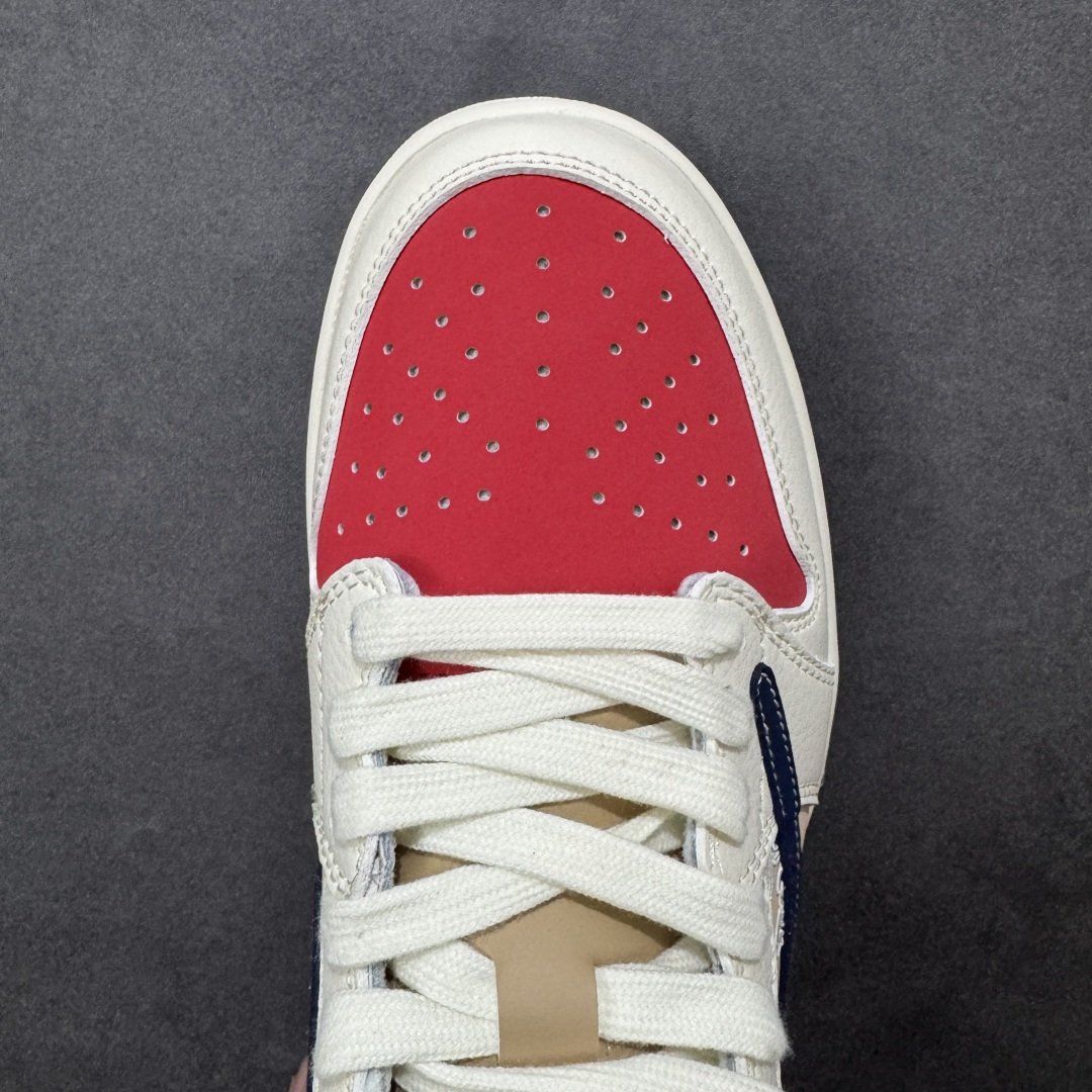 图片[8]-【定制版】Air Jordan 1 Low 2026 丙午马年限定款 鞋身融入祥云 + 马形暗纹刺绣，搭配 “2026” 红色艺术标识，采用红、白、藏蓝撞色的复古配色，红白基底搭配藏蓝 Swoosh，暗纹刺绣提升了鞋款的层次感，“2026” 标识强化了生肖主题辨识度，整体风格复古且兼具中式文化属性。祥云 + 马形暗纹采用精细刺绣工艺呈现，“2026” 标识以红色印花点缀，撞色拼接处缝线规整，体现了复古风格下的细节精致度。 货号：JY6988-145 尺码：36 36.5 37.5 38 36.5 39 40 40.5 41 42 42.5 43 44 44.5 45-选品中心