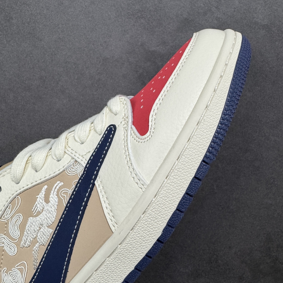 图片[5]-【定制版】Air Jordan 1 Low 2026 丙午马年限定款 鞋身融入祥云 + 马形暗纹刺绣，搭配 “2026” 红色艺术标识，采用红、白、藏蓝撞色的复古配色，红白基底搭配藏蓝 Swoosh，暗纹刺绣提升了鞋款的层次感，“2026” 标识强化了生肖主题辨识度，整体风格复古且兼具中式文化属性。祥云 + 马形暗纹采用精细刺绣工艺呈现，“2026” 标识以红色印花点缀，撞色拼接处缝线规整，体现了复古风格下的细节精致度。 货号：JY6988-145 尺码：36 36.5 37.5 38 36.5 39 40 40.5 41 42 42.5 43 44 44.5 45-选品中心