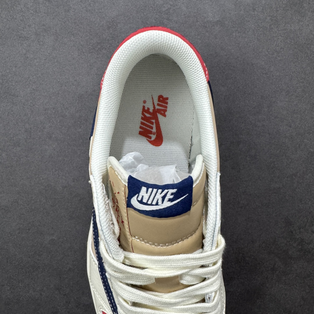 图片[7]-【定制版】Air Jordan 1 Low 2026 丙午马年限定款 鞋身融入祥云 + 马形暗纹刺绣，搭配 “2026” 红色艺术标识，采用红、白、藏蓝撞色的复古配色，红白基底搭配藏蓝 Swoosh，暗纹刺绣提升了鞋款的层次感，“2026” 标识强化了生肖主题辨识度，整体风格复古且兼具中式文化属性。祥云 + 马形暗纹采用精细刺绣工艺呈现，“2026” 标识以红色印花点缀，撞色拼接处缝线规整，体现了复古风格下的细节精致度。 货号：JY6988-145 尺码：36 36.5 37.5 38 36.5 39 40 40.5 41 42 42.5 43 44 44.5 45-选品中心