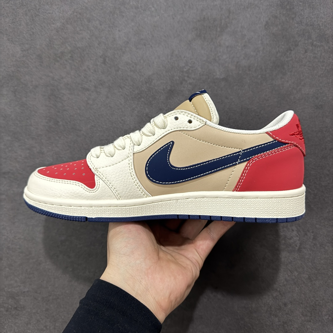 图片[2]-【定制版】Air Jordan 1 Low 2026 丙午马年限定款 鞋身融入祥云 + 马形暗纹刺绣，搭配 “2026” 红色艺术标识，采用红、白、藏蓝撞色的复古配色，红白基底搭配藏蓝 Swoosh，暗纹刺绣提升了鞋款的层次感，“2026” 标识强化了生肖主题辨识度，整体风格复古且兼具中式文化属性。祥云 + 马形暗纹采用精细刺绣工艺呈现，“2026” 标识以红色印花点缀，撞色拼接处缝线规整，体现了复古风格下的细节精致度。 货号：JY6988-145 尺码：36 36.5 37.5 38 36.5 39 40 40.5 41 42 42.5 43 44 44.5 45-选品中心