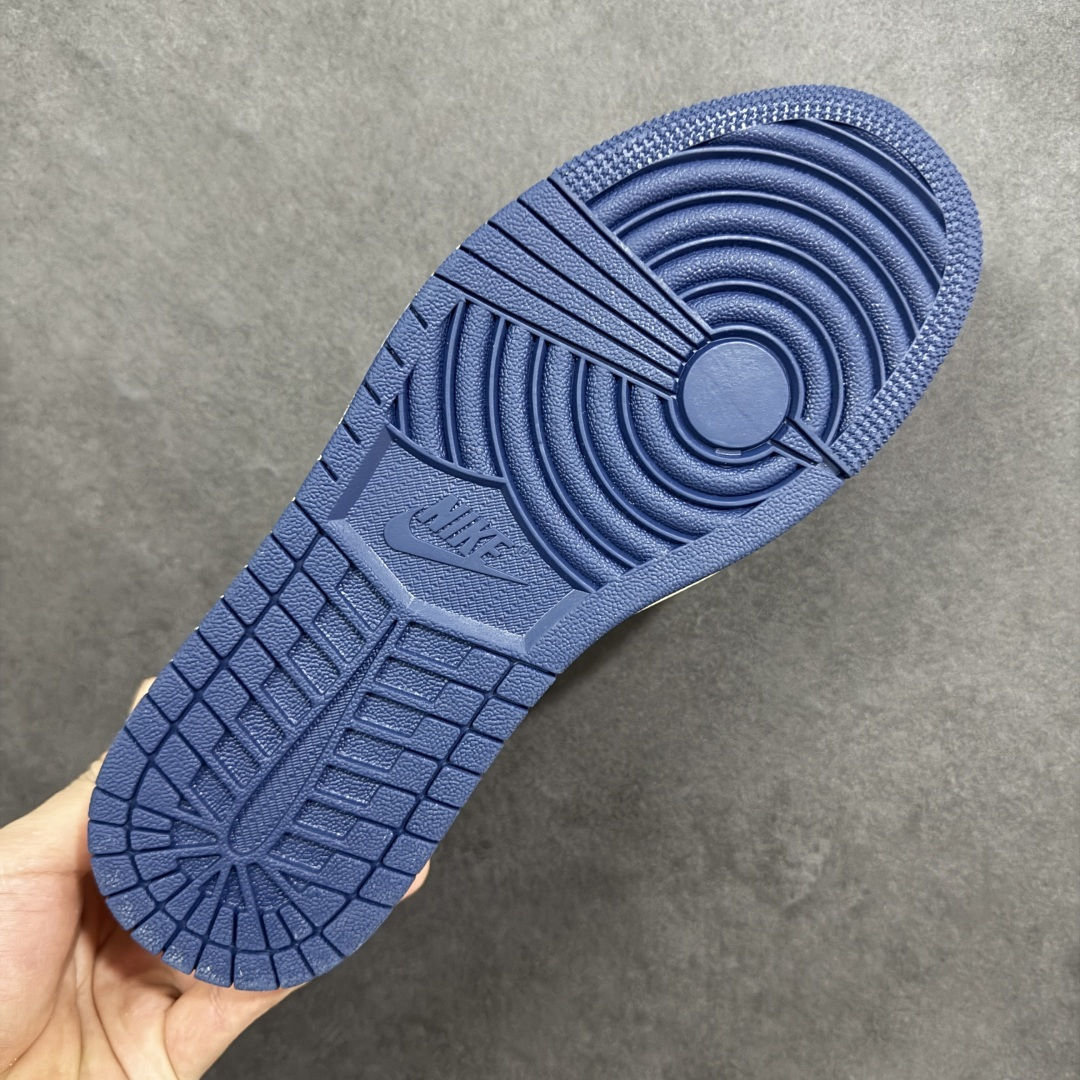 图片[9]-【定制版】Air Jordan 1 Low 2026 丙午马年限定款 鞋身融入祥云 + 马形暗纹刺绣，搭配 “2026” 红色艺术标识，采用红、白、藏蓝撞色的复古配色，红白基底搭配藏蓝 Swoosh，暗纹刺绣提升了鞋款的层次感，“2026” 标识强化了生肖主题辨识度，整体风格复古且兼具中式文化属性。祥云 + 马形暗纹采用精细刺绣工艺呈现，“2026” 标识以红色印花点缀，撞色拼接处缝线规整，体现了复古风格下的细节精致度。 货号：JY6988-145 尺码：36 36.5 37.5 38 36.5 39 40 40.5 41 42 42.5 43 44 44.5 45-选品中心