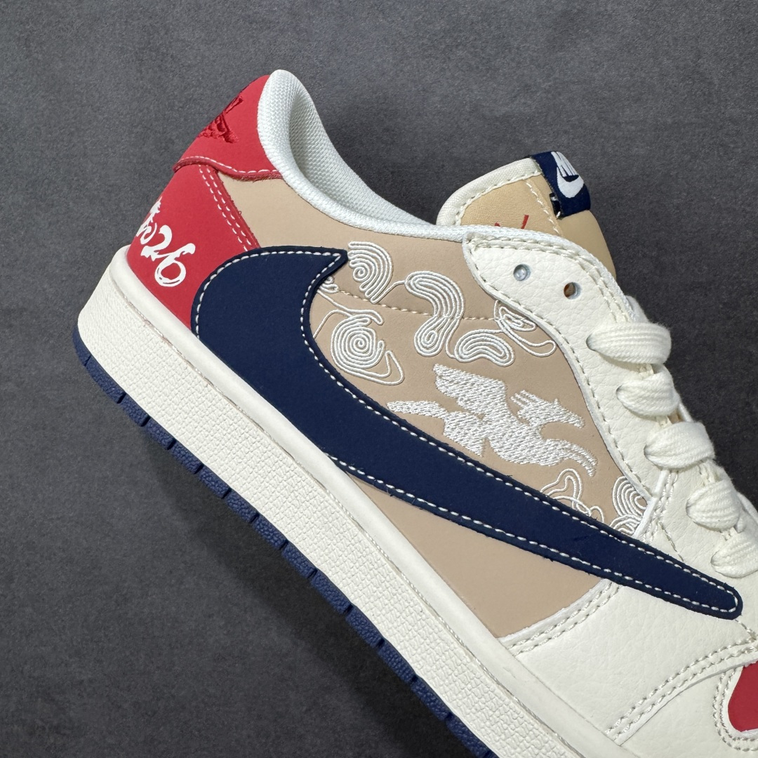 图片[6]-【定制版】Air Jordan 1 Low 2026 丙午马年限定款 鞋身融入祥云 + 马形暗纹刺绣，搭配 “2026” 红色艺术标识，采用红、白、藏蓝撞色的复古配色，红白基底搭配藏蓝 Swoosh，暗纹刺绣提升了鞋款的层次感，“2026” 标识强化了生肖主题辨识度，整体风格复古且兼具中式文化属性。祥云 + 马形暗纹采用精细刺绣工艺呈现，“2026” 标识以红色印花点缀，撞色拼接处缝线规整，体现了复古风格下的细节精致度。 货号：JY6988-145 尺码：36 36.5 37.5 38 36.5 39 40 40.5 41 42 42.5 43 44 44.5 45-选品中心