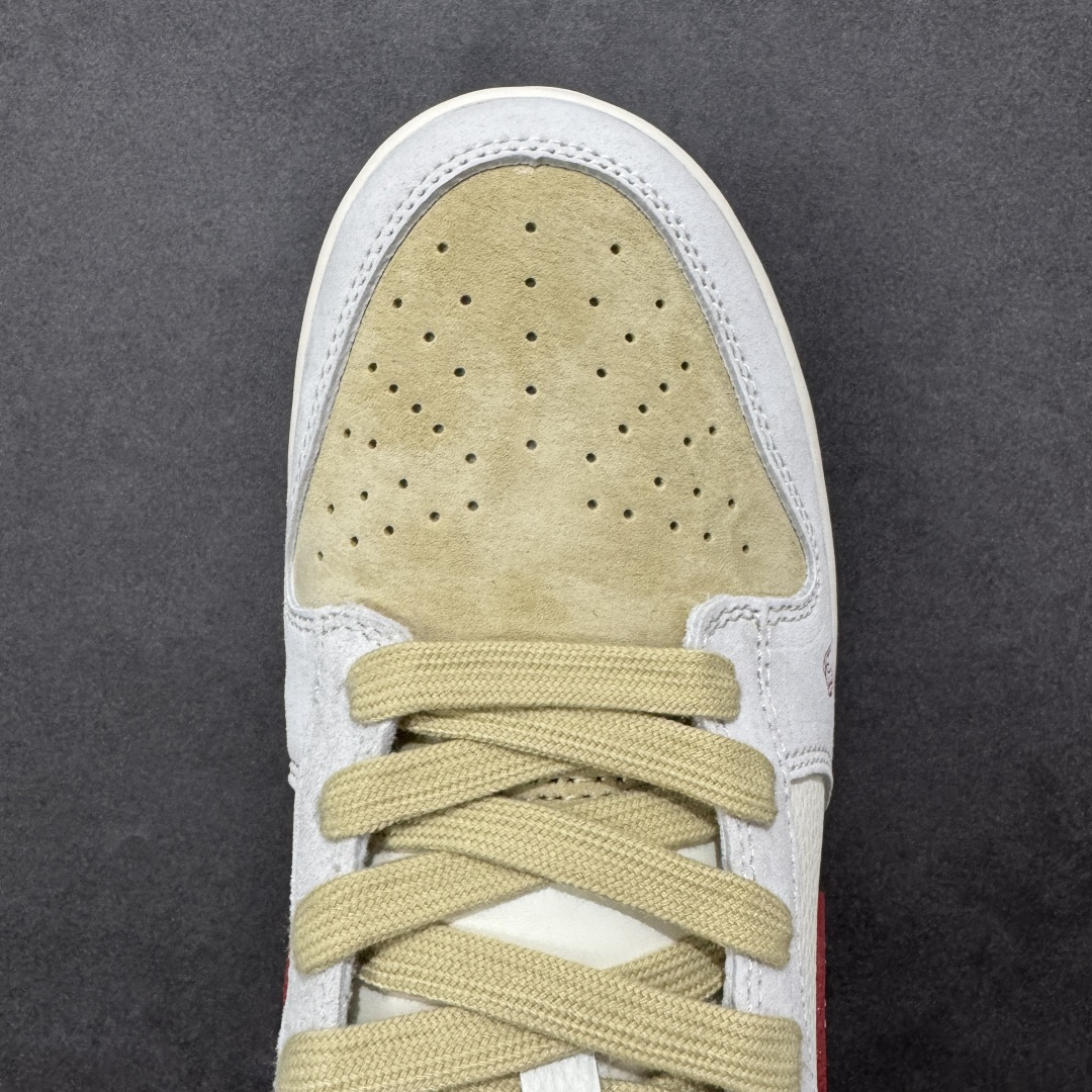 图片[8]-【定制版】Nike Dunk Low 2026 丙午马年限定款 Swoosh 标识融入马形图案与中式波浪纹理，鞋身搭配 “丙午” 纪年印章及马形装饰标识，采用米白、浅卡其、酒红为主调的复古配色，浅卡其 + 米白基底搭配酒红细节，马形纹样与波浪纹理提升了鞋款的层次感，低调中兼具鲜明的生肖主题辨识度与中式文化属性。Swoosh 内的马形图案、波浪纹理采用精细印花 / 刺绣工艺呈现，“丙午” 纪年印章以红色印花点缀，卡其色纹理鞋带与酒红鞋底形成视觉呼应，体现了复古风格下的细节精致度。 货号：LX1988-816 尺码：36 36.5 37.5 38 36.5 39 40 40.5 41 42 42.5 43 44 44.5 45-选品中心