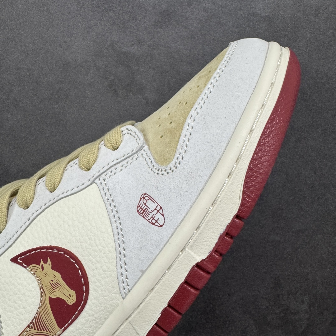 图片[5]-【定制版】Nike Dunk Low 2026 丙午马年限定款 Swoosh 标识融入马形图案与中式波浪纹理，鞋身搭配 “丙午” 纪年印章及马形装饰标识，采用米白、浅卡其、酒红为主调的复古配色，浅卡其 + 米白基底搭配酒红细节，马形纹样与波浪纹理提升了鞋款的层次感，低调中兼具鲜明的生肖主题辨识度与中式文化属性。Swoosh 内的马形图案、波浪纹理采用精细印花 / 刺绣工艺呈现，“丙午” 纪年印章以红色印花点缀，卡其色纹理鞋带与酒红鞋底形成视觉呼应，体现了复古风格下的细节精致度。 货号：LX1988-816 尺码：36 36.5 37.5 38 36.5 39 40 40.5 41 42 42.5 43 44 44.5 45-选品中心