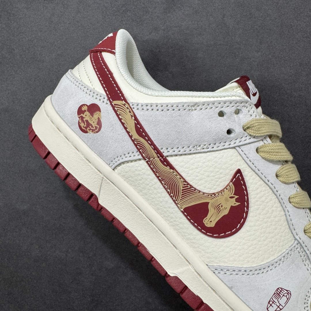 图片[6]-【定制版】Nike Dunk Low 2026 丙午马年限定款 Swoosh 标识融入马形图案与中式波浪纹理，鞋身搭配 “丙午” 纪年印章及马形装饰标识，采用米白、浅卡其、酒红为主调的复古配色，浅卡其 + 米白基底搭配酒红细节，马形纹样与波浪纹理提升了鞋款的层次感，低调中兼具鲜明的生肖主题辨识度与中式文化属性。Swoosh 内的马形图案、波浪纹理采用精细印花 / 刺绣工艺呈现，“丙午” 纪年印章以红色印花点缀，卡其色纹理鞋带与酒红鞋底形成视觉呼应，体现了复古风格下的细节精致度。 货号：LX1988-816 尺码：36 36.5 37.5 38 36.5 39 40 40.5 41 42 42.5 43 44 44.5 45-选品中心