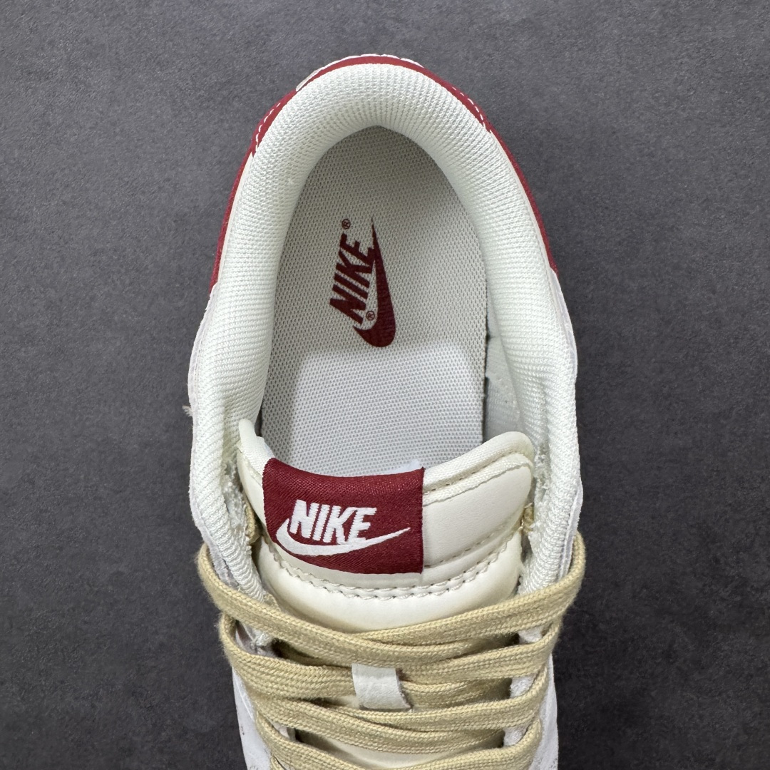 图片[7]-【定制版】Nike Dunk Low 2026 丙午马年限定款 Swoosh 标识融入马形图案与中式波浪纹理，鞋身搭配 “丙午” 纪年印章及马形装饰标识，采用米白、浅卡其、酒红为主调的复古配色，浅卡其 + 米白基底搭配酒红细节，马形纹样与波浪纹理提升了鞋款的层次感，低调中兼具鲜明的生肖主题辨识度与中式文化属性。Swoosh 内的马形图案、波浪纹理采用精细印花 / 刺绣工艺呈现，“丙午” 纪年印章以红色印花点缀，卡其色纹理鞋带与酒红鞋底形成视觉呼应，体现了复古风格下的细节精致度。 货号：LX1988-816 尺码：36 36.5 37.5 38 36.5 39 40 40.5 41 42 42.5 43 44 44.5 45-选品中心