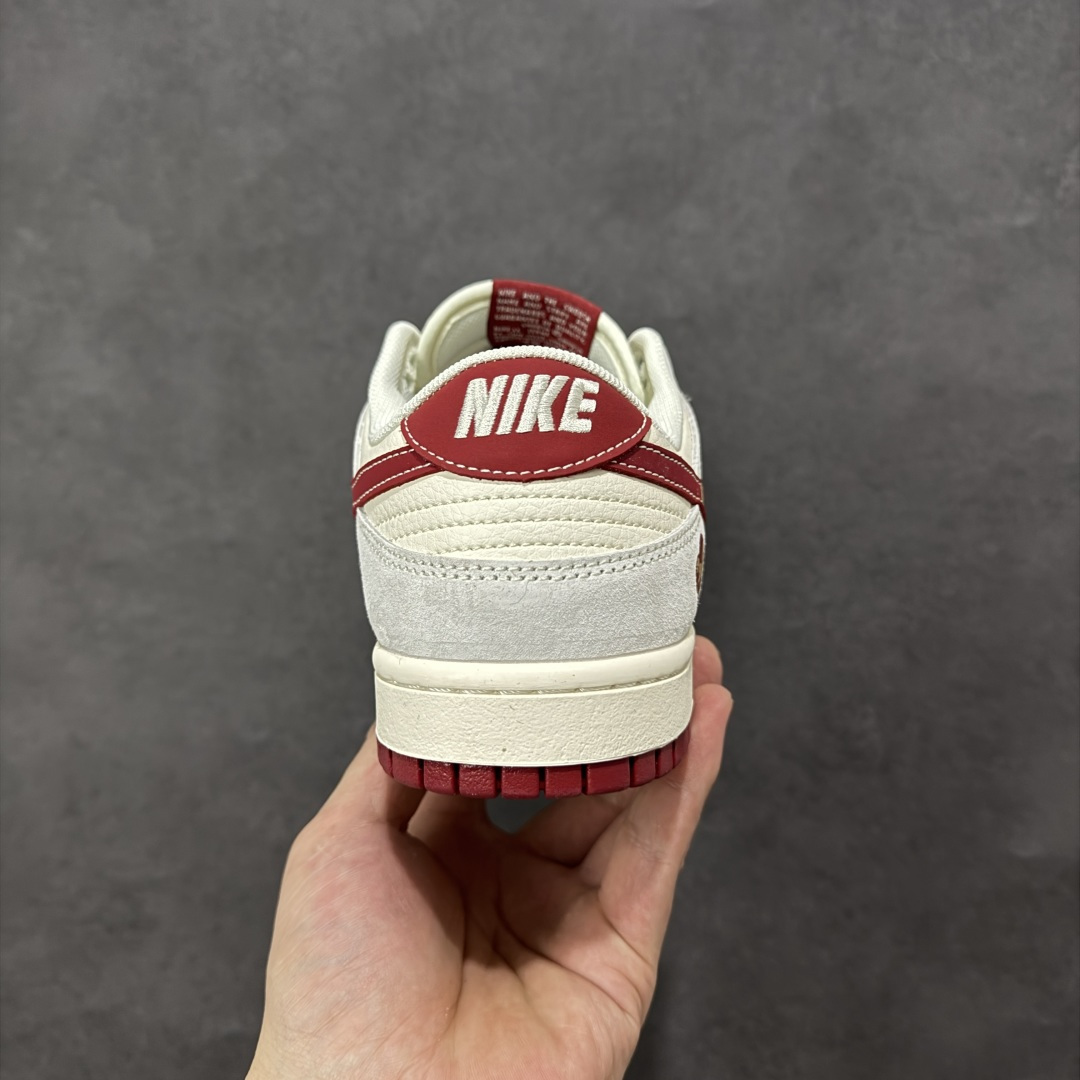 图片[4]-【定制版】Nike Dunk Low 2026 丙午马年限定款 Swoosh 标识融入马形图案与中式波浪纹理，鞋身搭配 “丙午” 纪年印章及马形装饰标识，采用米白、浅卡其、酒红为主调的复古配色，浅卡其 + 米白基底搭配酒红细节，马形纹样与波浪纹理提升了鞋款的层次感，低调中兼具鲜明的生肖主题辨识度与中式文化属性。Swoosh 内的马形图案、波浪纹理采用精细印花 / 刺绣工艺呈现，“丙午” 纪年印章以红色印花点缀，卡其色纹理鞋带与酒红鞋底形成视觉呼应，体现了复古风格下的细节精致度。 货号：LX1988-816 尺码：36 36.5 37.5 38 36.5 39 40 40.5 41 42 42.5 43 44 44.5 45-选品中心