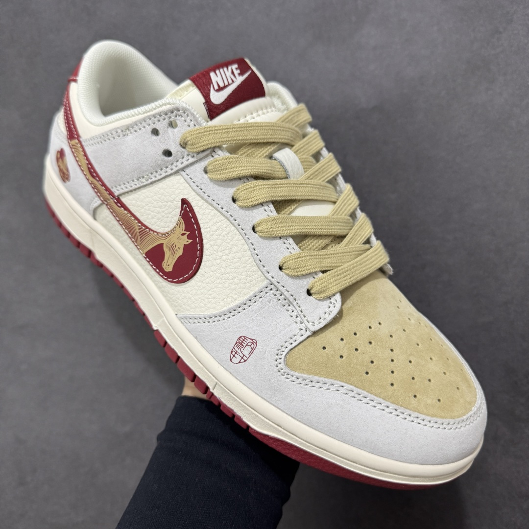 图片[3]-【定制版】Nike Dunk Low 2026 丙午马年限定款 Swoosh 标识融入马形图案与中式波浪纹理，鞋身搭配 “丙午” 纪年印章及马形装饰标识，采用米白、浅卡其、酒红为主调的复古配色，浅卡其 + 米白基底搭配酒红细节，马形纹样与波浪纹理提升了鞋款的层次感，低调中兼具鲜明的生肖主题辨识度与中式文化属性。Swoosh 内的马形图案、波浪纹理采用精细印花 / 刺绣工艺呈现，“丙午” 纪年印章以红色印花点缀，卡其色纹理鞋带与酒红鞋底形成视觉呼应，体现了复古风格下的细节精致度。 货号：LX1988-816 尺码：36 36.5 37.5 38 36.5 39 40 40.5 41 42 42.5 43 44 44.5 45-选品中心