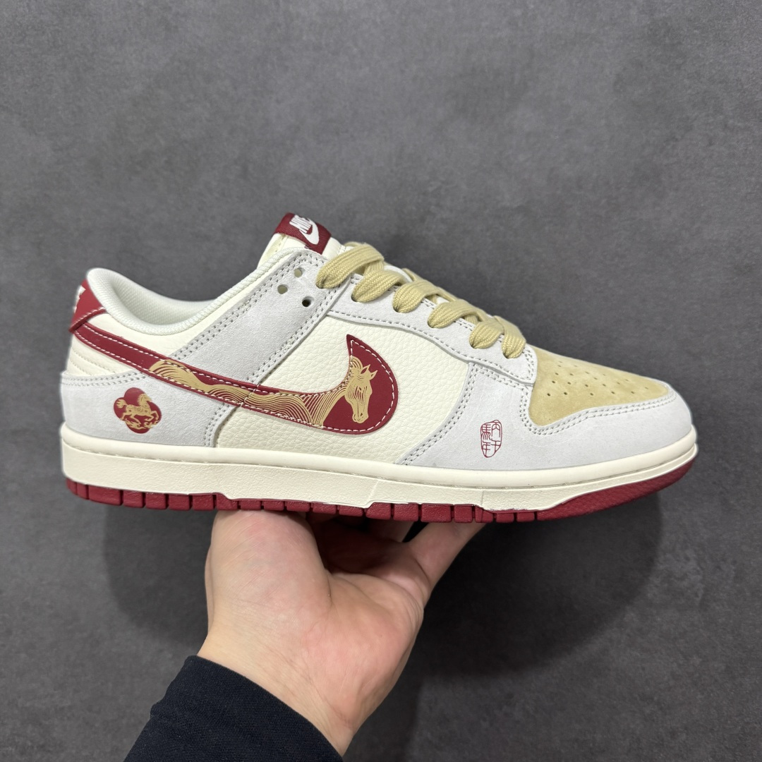 【定制版】Nike Dunk Low 2026 丙午马年限定款 Swoosh 标识融入马形图案与中式波浪纹理，鞋身搭配 “丙午” 纪年印章及马形装饰标识，采用米白、浅卡其、酒红为主调的复古配色，浅卡其 + 米白基底搭配酒红细节，马形纹样与波浪纹理提升了鞋款的层次感，低调中兼具鲜明的生肖主题辨识度与中式文化属性。Swoosh 内的马形图案、波浪纹理采用精细印花 / 刺绣工艺呈现，“丙午” 纪年印章以红色印花点缀，卡其色纹理鞋带与酒红鞋底形成视觉呼应，体现了复古风格下的细节精致度。 货号：LX1988-816 尺码：36 36.5 37.5 38 36.5 39 40 40.5 41 42 42.5 43 44 44.5 45-选品中心