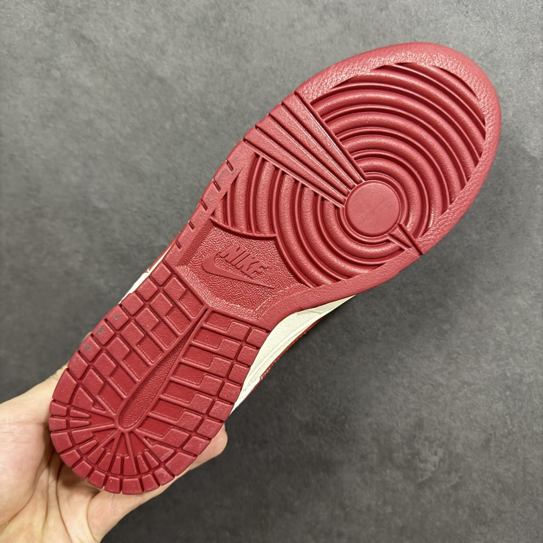 图片[9]-【定制版】Nike Dunk Low 2026 丙午马年限定款 Swoosh 标识融入马形图案与中式波浪纹理，鞋身搭配 “丙午” 纪年印章及马形装饰标识，采用米白、浅卡其、酒红为主调的复古配色，浅卡其 + 米白基底搭配酒红细节，马形纹样与波浪纹理提升了鞋款的层次感，低调中兼具鲜明的生肖主题辨识度与中式文化属性。Swoosh 内的马形图案、波浪纹理采用精细印花 / 刺绣工艺呈现，“丙午” 纪年印章以红色印花点缀，卡其色纹理鞋带与酒红鞋底形成视觉呼应，体现了复古风格下的细节精致度。 货号：LX1988-816 尺码：36 36.5 37.5 38 36.5 39 40 40.5 41 42 42.5 43 44 44.5 45-选品中心