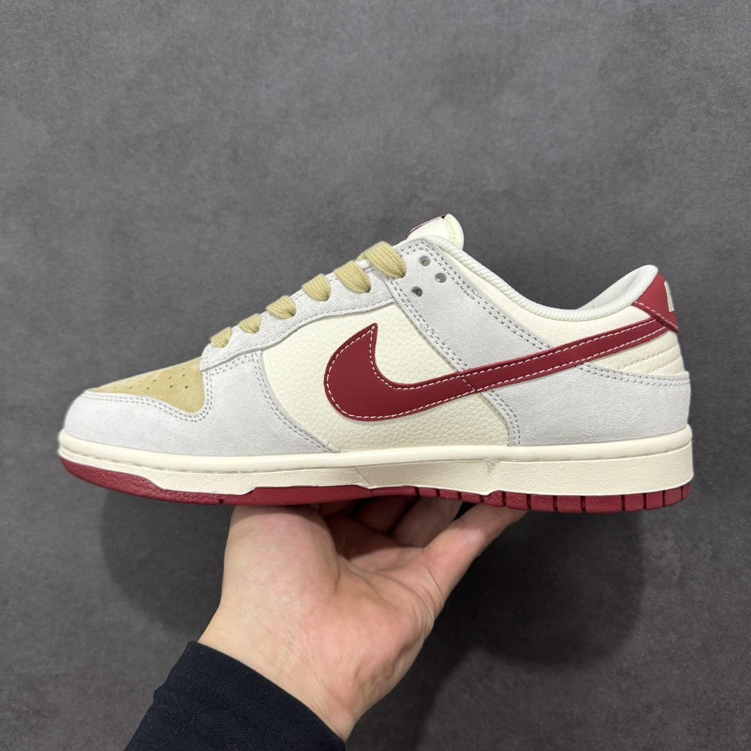 图片[2]-【定制版】Nike Dunk Low 2026 丙午马年限定款 Swoosh 标识融入马形图案与中式波浪纹理，鞋身搭配 “丙午” 纪年印章及马形装饰标识，采用米白、浅卡其、酒红为主调的复古配色，浅卡其 + 米白基底搭配酒红细节，马形纹样与波浪纹理提升了鞋款的层次感，低调中兼具鲜明的生肖主题辨识度与中式文化属性。Swoosh 内的马形图案、波浪纹理采用精细印花 / 刺绣工艺呈现，“丙午” 纪年印章以红色印花点缀，卡其色纹理鞋带与酒红鞋底形成视觉呼应，体现了复古风格下的细节精致度。 货号：LX1988-816 尺码：36 36.5 37.5 38 36.5 39 40 40.5 41 42 42.5 43 44 44.5 45-选品中心