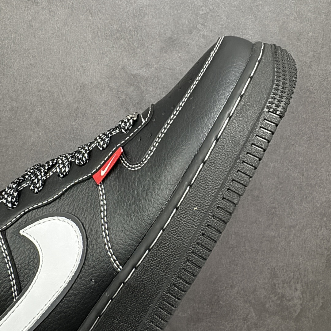 图片[5]-【定制版】Nike Air Force 1 Low 经典撞色款 以 AF1 标志性鞋型为基底，采用全黑为主调，搭配大面积白色 Swoosh 与红色细节（后跟、迷你红标），是 AF1 极具代表性的简约撞色设计，既延续了街头潮流的基础调性，又通过红白色细节提升视觉辨识度，适配多种日常穿搭风格。全黑基底与白 Swoosh 形成强烈对比，红色细节作为点缀，整体风格低调且具备 AF1 标志性的街头质感，百搭性强。 货号：CS5288-077 尺码：36 36.5 37.5 38 36.5 39 40 40.5 41 42 42.5 43 44 44.5 45-选品中心