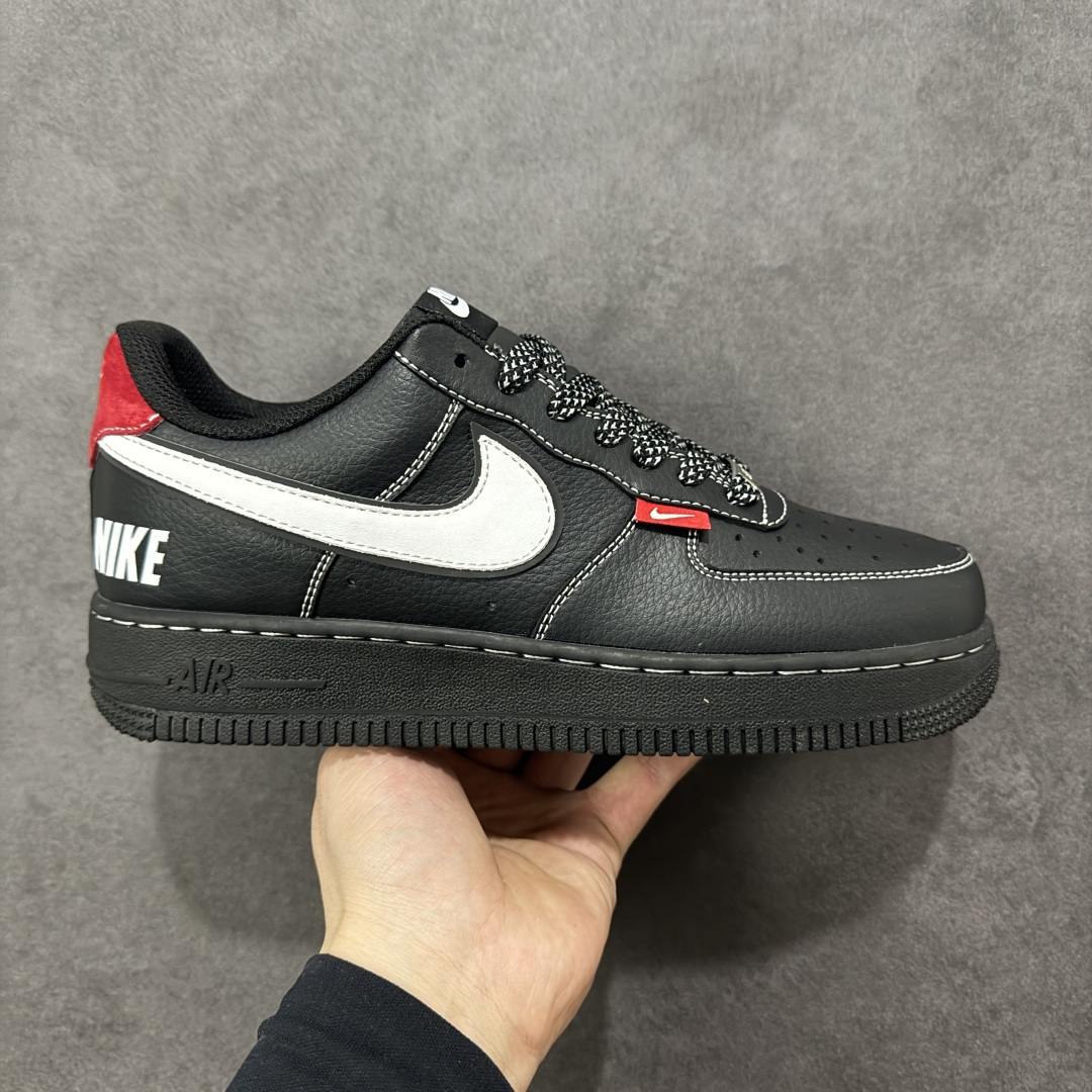 【定制版】Nike Air Force 1 Low 经典撞色款 以 AF1 标志性鞋型为基底，采用全黑为主调，搭配大面积白色 Swoosh 与红色细节（后跟、迷你红标），是 AF1 极具代表性的简约撞色设计，既延续了街头潮流的基础调性，又通过红白色细节提升视觉辨识度，适配多种日常穿搭风格。全黑基底与白 Swoosh 形成强烈对比，红色细节作为点缀，整体风格低调且具备 AF1 标志性的街头质感，百搭性强。 货号：CS5288-077 尺码：36 36.5 37.5 38 36.5 39 40 40.5 41 42 42.5 43 44 44.5 45-选品中心