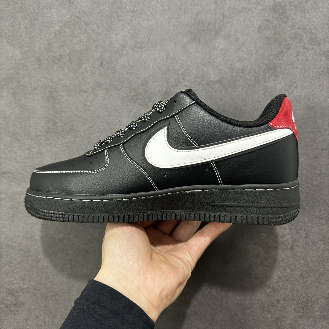图片[2]-【定制版】Nike Air Force 1 Low 经典撞色款 以 AF1 标志性鞋型为基底，采用全黑为主调，搭配大面积白色 Swoosh 与红色细节（后跟、迷你红标），是 AF1 极具代表性的简约撞色设计，既延续了街头潮流的基础调性，又通过红白色细节提升视觉辨识度，适配多种日常穿搭风格。全黑基底与白 Swoosh 形成强烈对比，红色细节作为点缀，整体风格低调且具备 AF1 标志性的街头质感，百搭性强。 货号：CS5288-077 尺码：36 36.5 37.5 38 36.5 39 40 40.5 41 42 42.5 43 44 44.5 45-选品中心